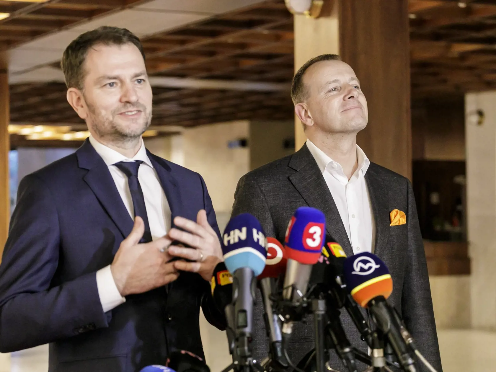 Na snímke zľava líder OĽaNO Igor Matovič, poverený zostavením vlády a predseda hnutia Sme rodina Boris Kollár počas tlačovej konferencie po spoločnom rokovaní v Bratislave 4. marca 2020. FOTO TASR - Dano Veselský