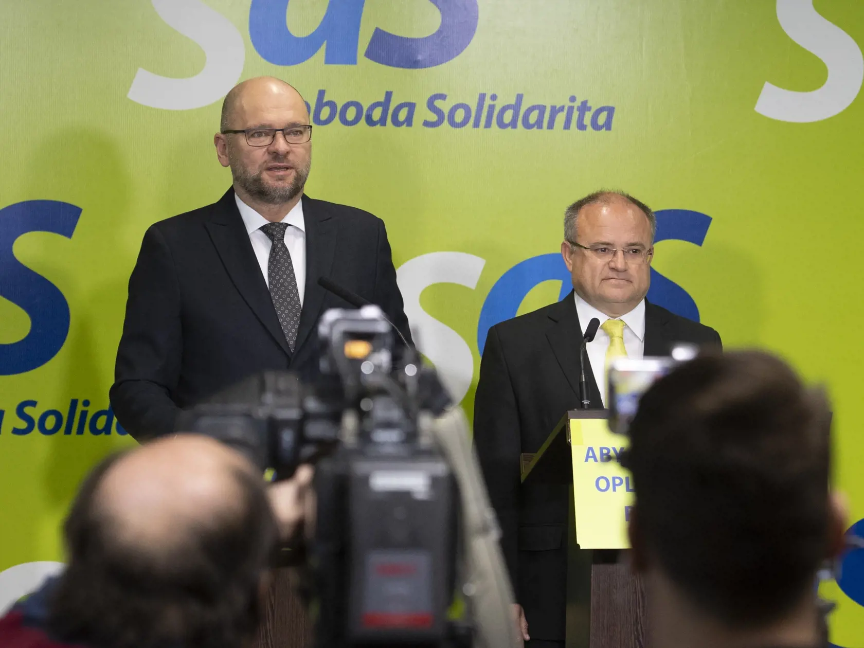 Na snímke predseda strany Sloboda a Solidarita (SaS) Richard Sulík (vľavo) a staronový člen SaS Jozef Mihál počas tlačovej konferencie strany SaS na tému "Veľký návrat a zásadné posilnenie odborného tímu SaS"  9. marca 2020 v Bratislave. FOTO TASR - Pavel Neubauer