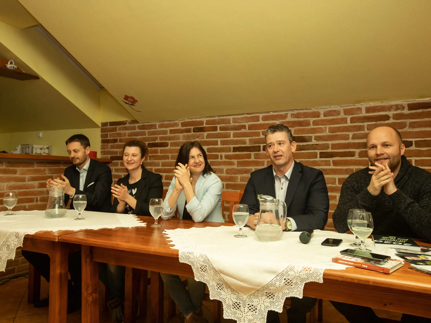 Na fotkách sú ilustračné zábery z kampane strany OĽANO k parlamentným volbám 2020. Na fotkách sú Eduard Heger, Natália Milanová, Jaroslav Naď