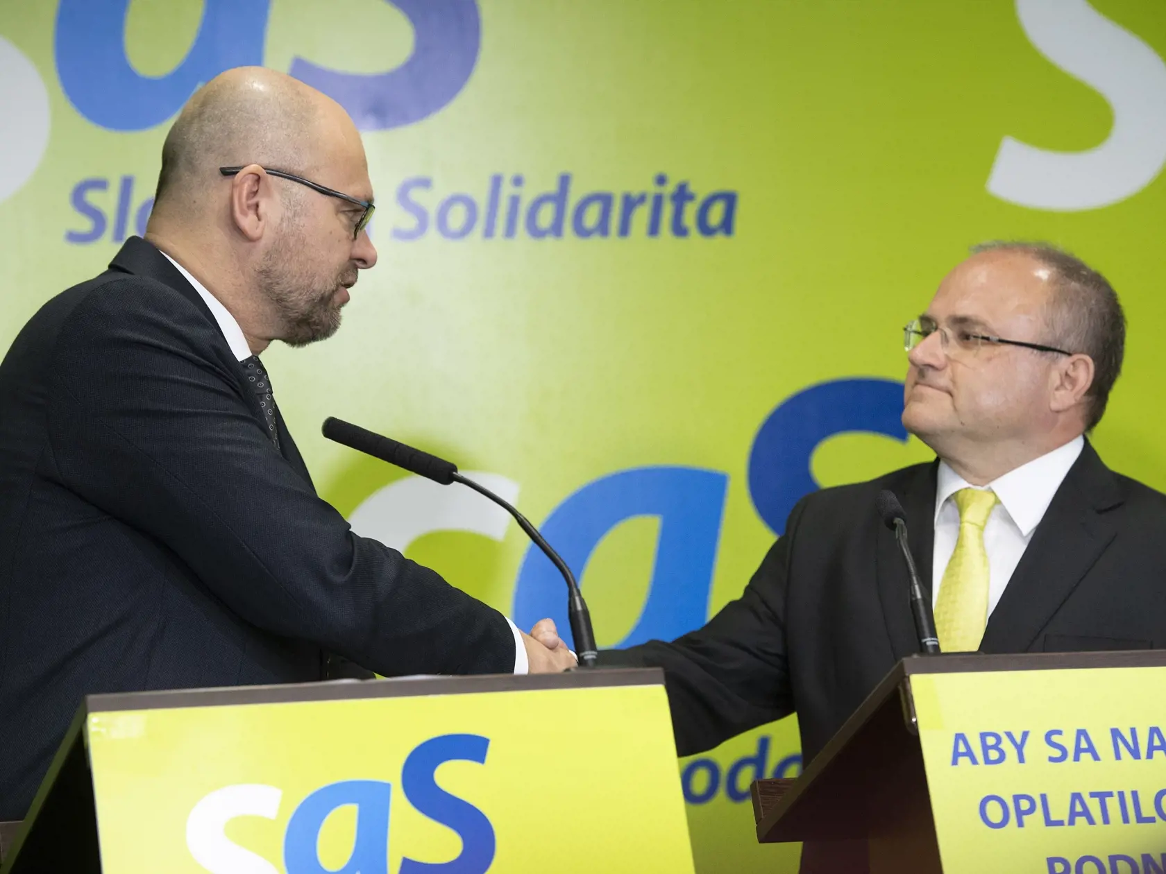 Na snímke predseda strany Sloboda a Solidarita (SaS) Richard Sulík (vľavo) a staronový člen SaS Jozef Mihál počas tlačovej konferencie strany SaS na tému "Veľký návrat a zásadné posilnenie odborného tímu SaS"  9. marca 2020 v Bratislave. FOTO TASR - Pavel Neubauer