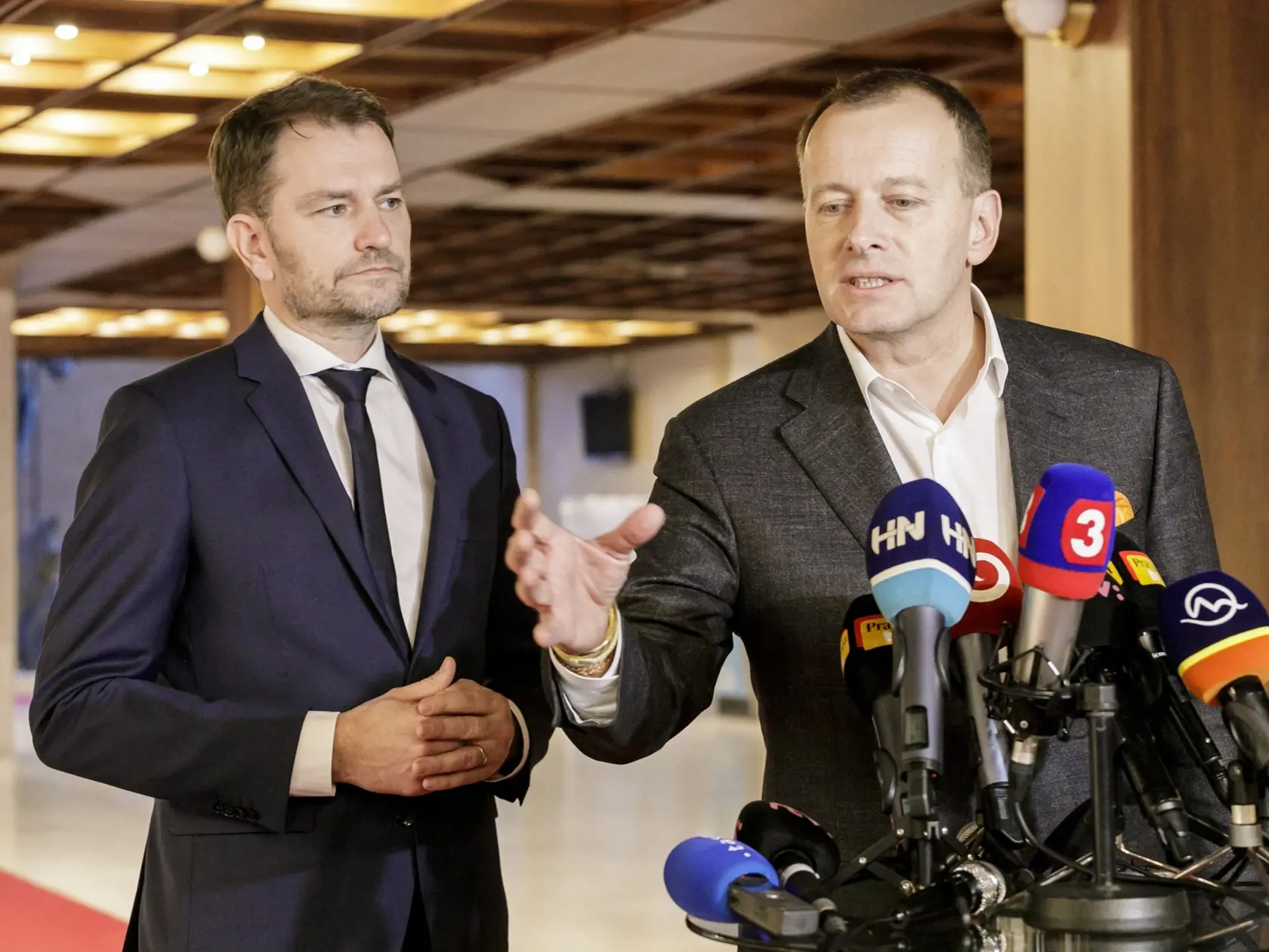 Na snímke zľava líder OĽaNO Igor Matovič, poverený zostavením vlády a predseda hnutia Sme rodina Boris Kollár počas tlačovej konferencie po spoločnom rokovaní v Bratislave 4. marca 2020. FOTO TASR - Dano Veselský