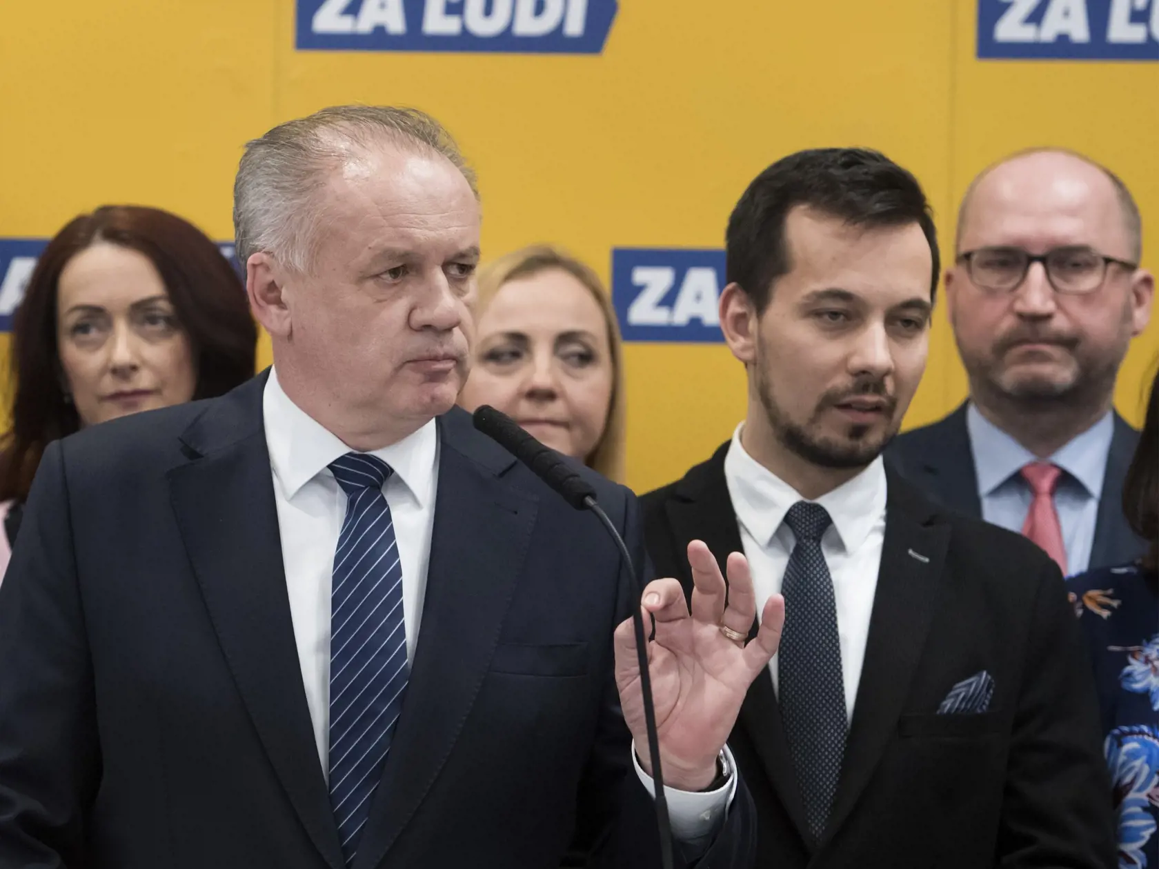Na snímke v popredí vľavo predseda strany Za ľudí Andrej Kiska počas tlačovej konferencie po predsedníctve strany 5. marca 2020 v Bratislave. FOTO TASR - Martin Baumann


