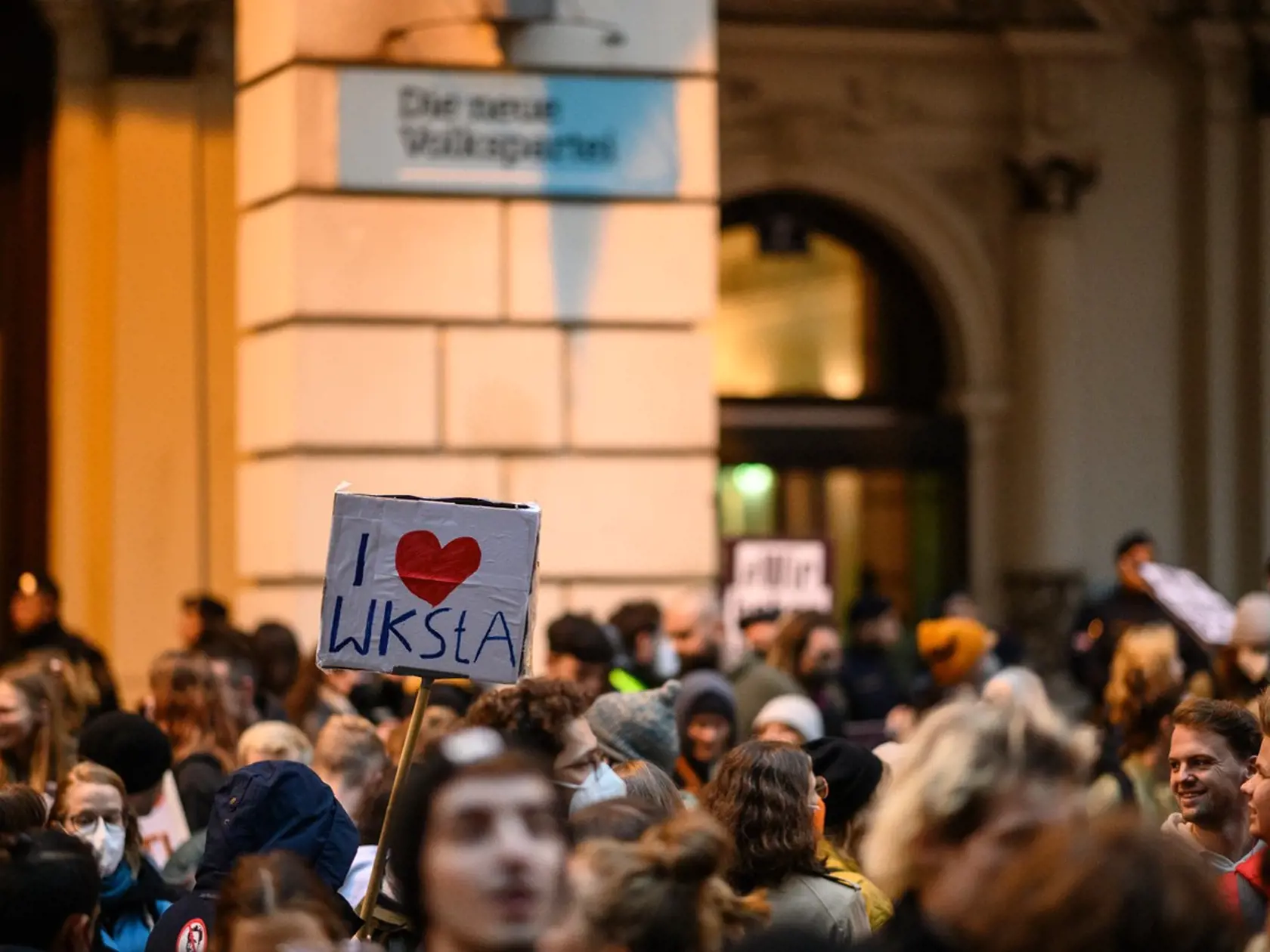 Po tom, ako prokuratúra označila Kurza za podozrivého v prípade vyšetrovania korupcie, vyšiel do viedenských ulíc dav demonštrantov, žiadajúcich jeho odstup.