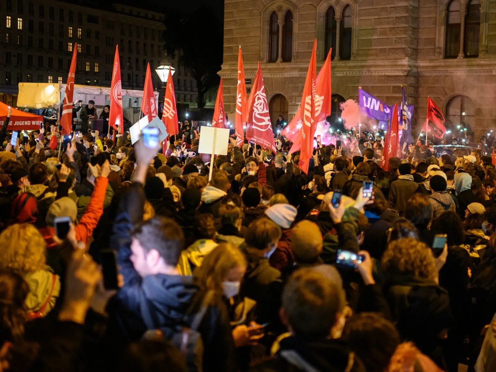 Po tom, ako prokuratúra označila Kurza za podozrivého v prípade vyšetrovania korupcie, vyšiel do viedenských ulíc dav demonštrantov, žiadajúcich jeho odstup.
