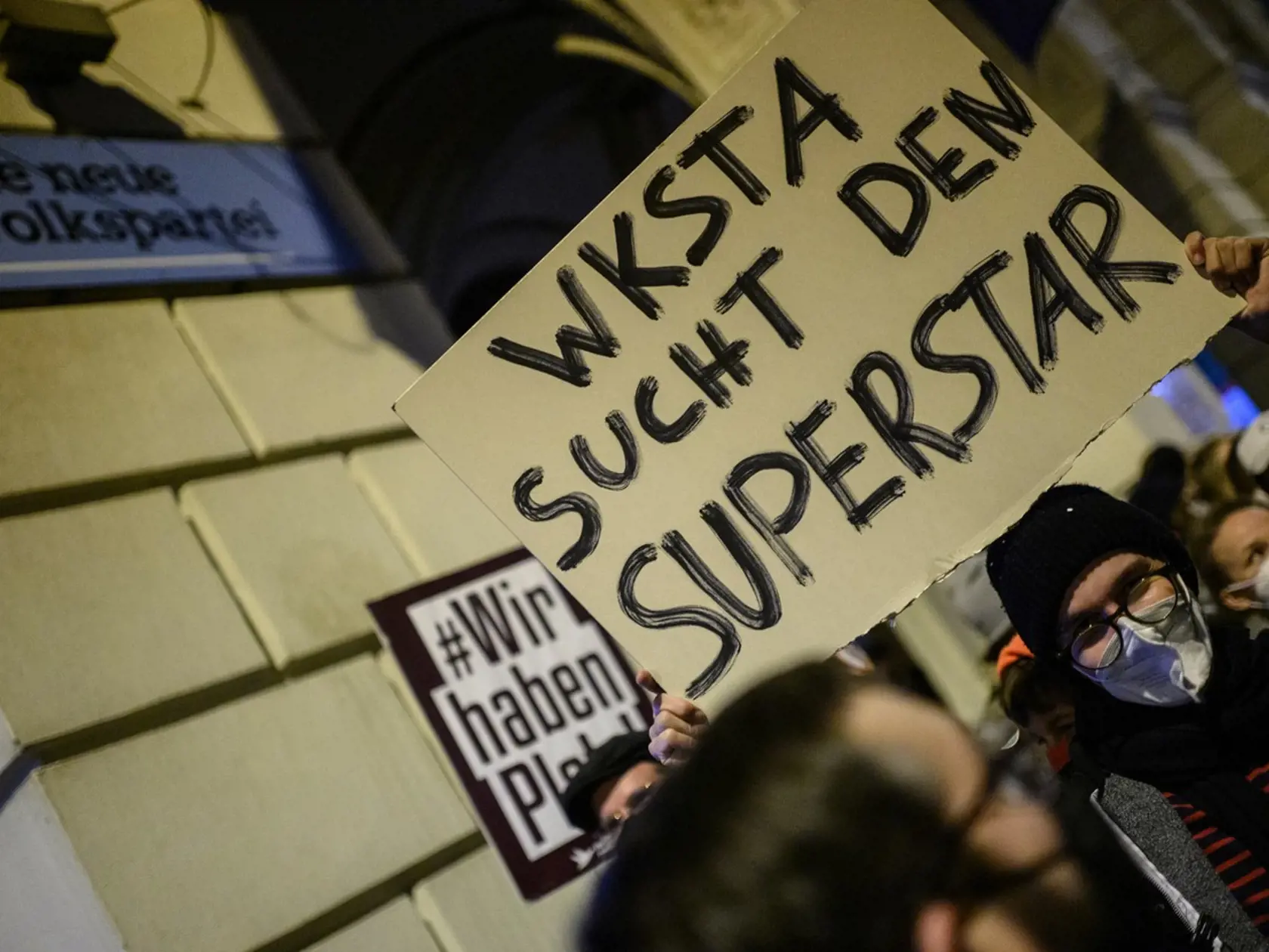Po tom, ako prokuratúra označila Kurza za podozrivého v prípade vyšetrovania korupcie, vyšiel do viedenských ulíc dav demonštrantov, žiadajúcich jeho odstup.