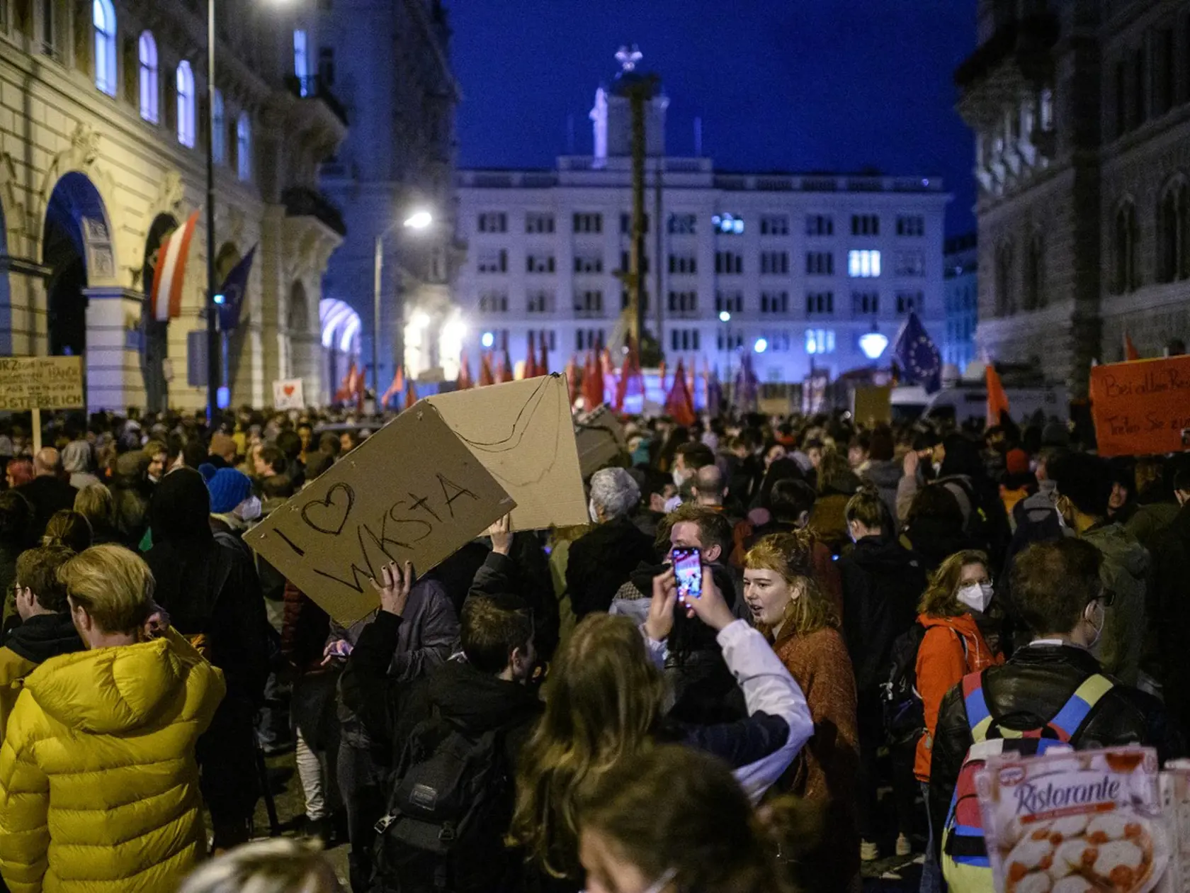 Po tom, ako prokuratúra označila Kurza za podozrivého v prípade vyšetrovania korupcie, vyšiel do viedenských ulíc dav demonštrantov, žiadajúcich jeho odstup.