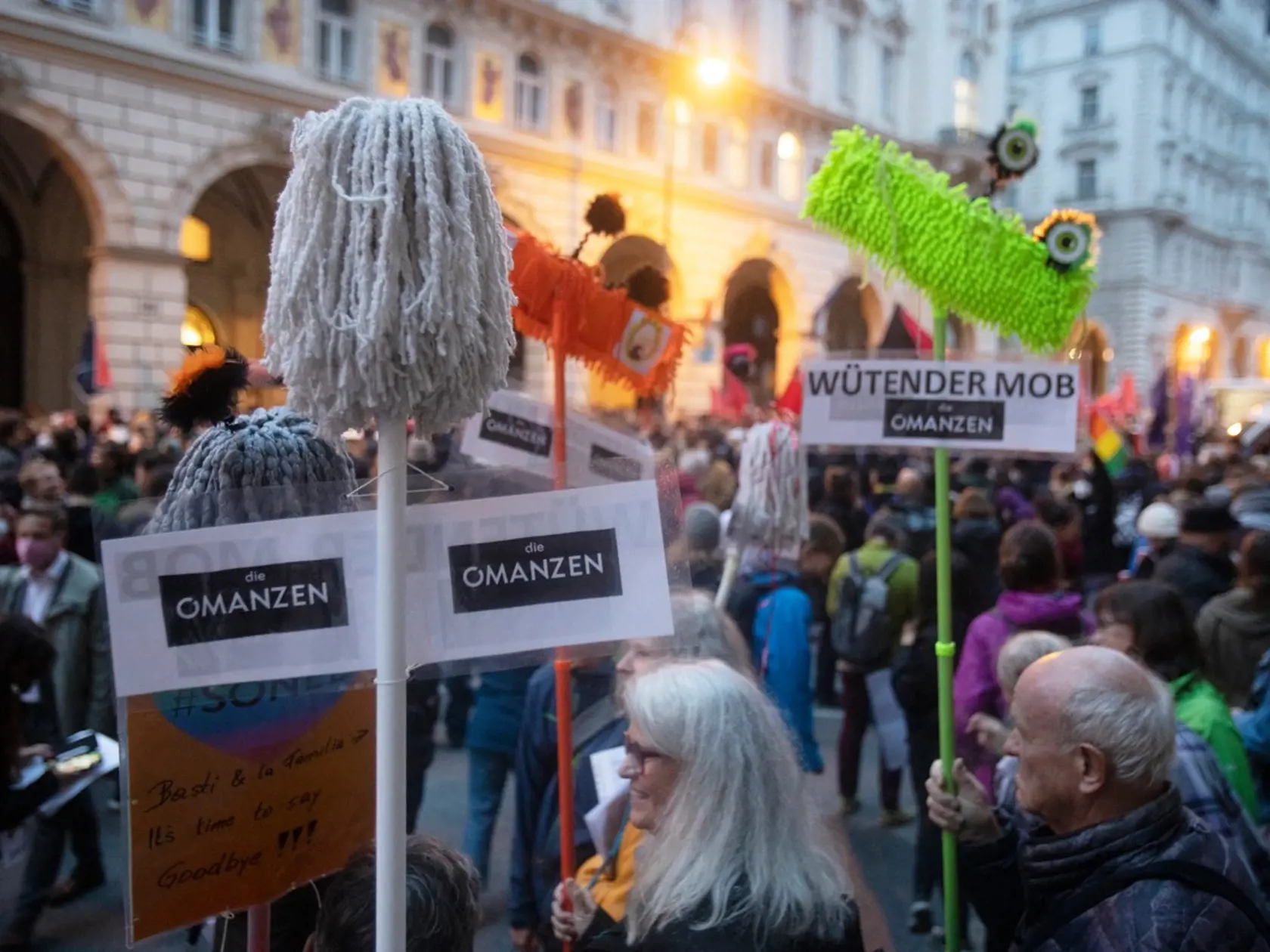Po tom, ako prokuratúra označila Kurza za podozrivého v prípade vyšetrovania korupcie, vyšiel do viedenských ulíc dav demonštrantov, žiadajúcich jeho odstup.