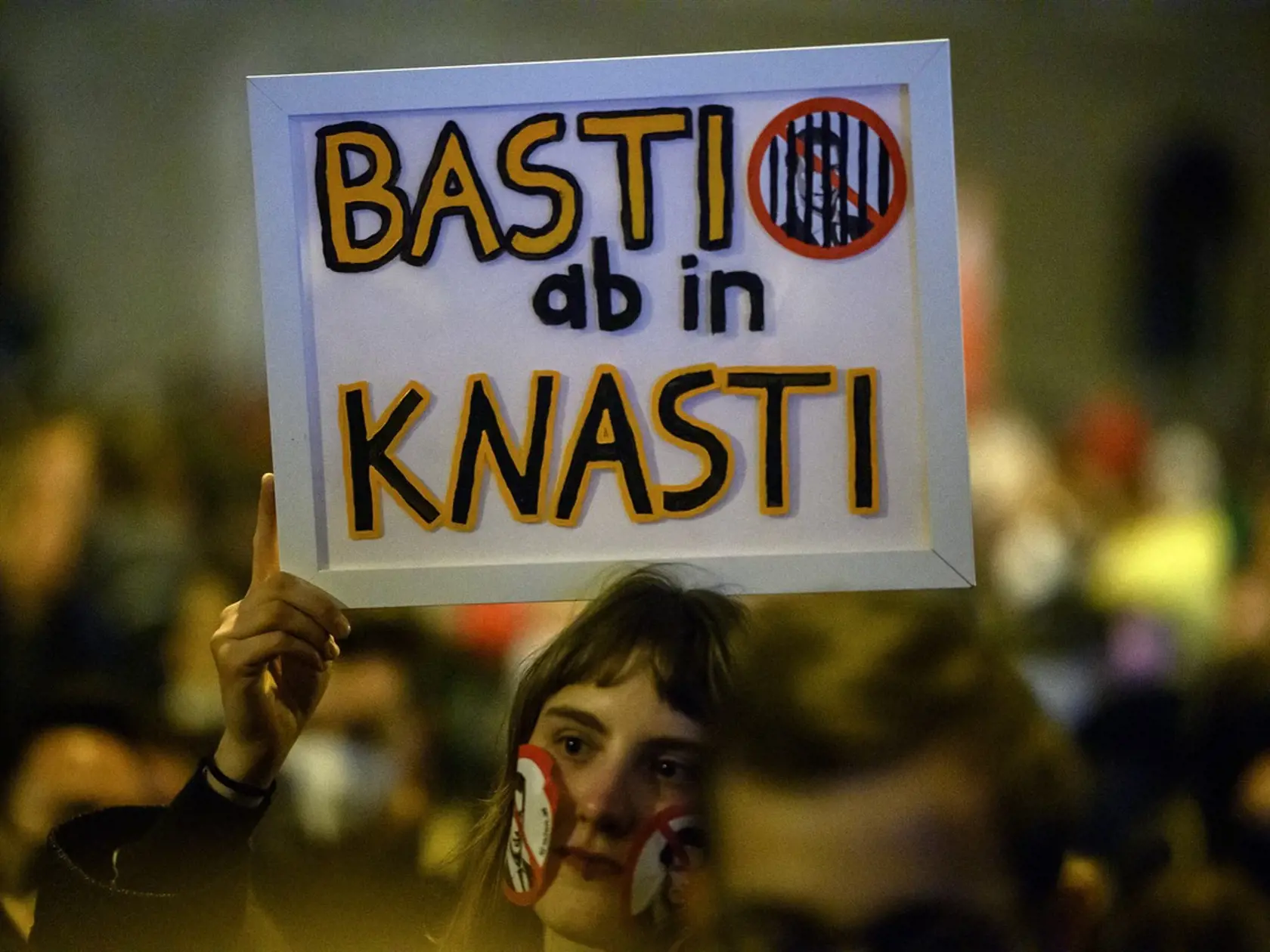 Po tom, ako prokuratúra označila Kurza za podozrivého v prípade vyšetrovania korupcie, vyšiel do viedenských ulíc dav demonštrantov, žiadajúcich jeho odstup.