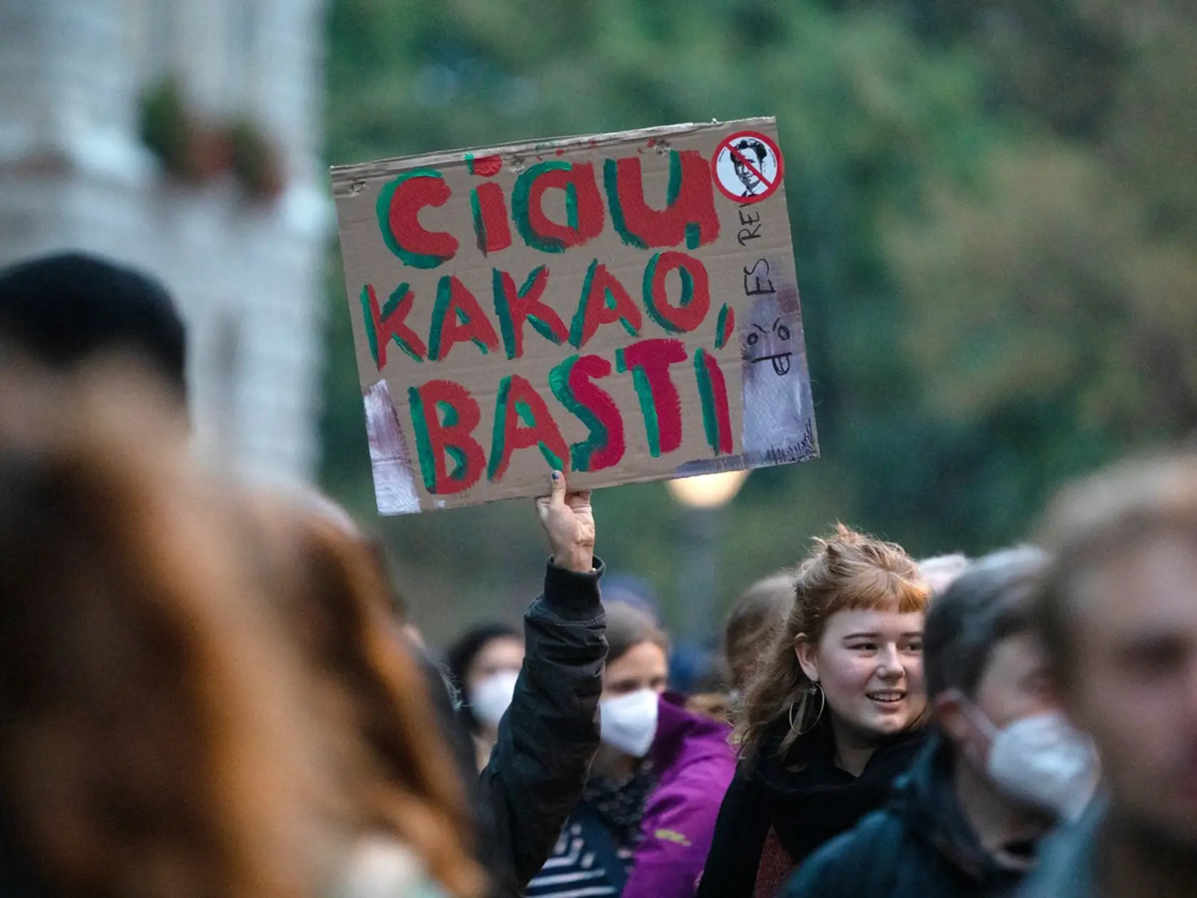 Po tom, ako prokuratúra označila Kurza za podozrivého v prípade vyšetrovania korupcie, vyšiel do viedenských ulíc dav demonštrantov, žiadajúcich jeho odstup.