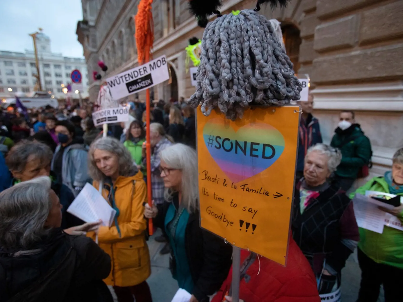 Po tom, ako prokuratúra označila Kurza za podozrivého v prípade vyšetrovania korupcie, vyšiel do viedenských ulíc dav demonštrantov, žiadajúcich jeho odstup.