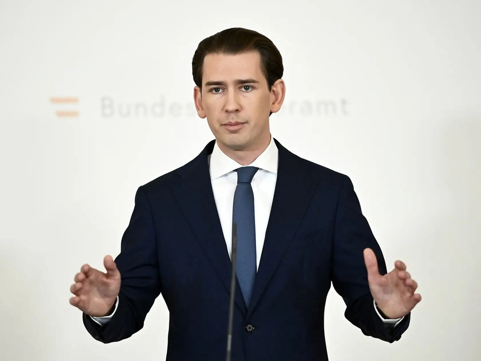 Rakúsky kancelár Sebastian Kurz v sobotu večer oznámil svoj odchod z funkcie.
