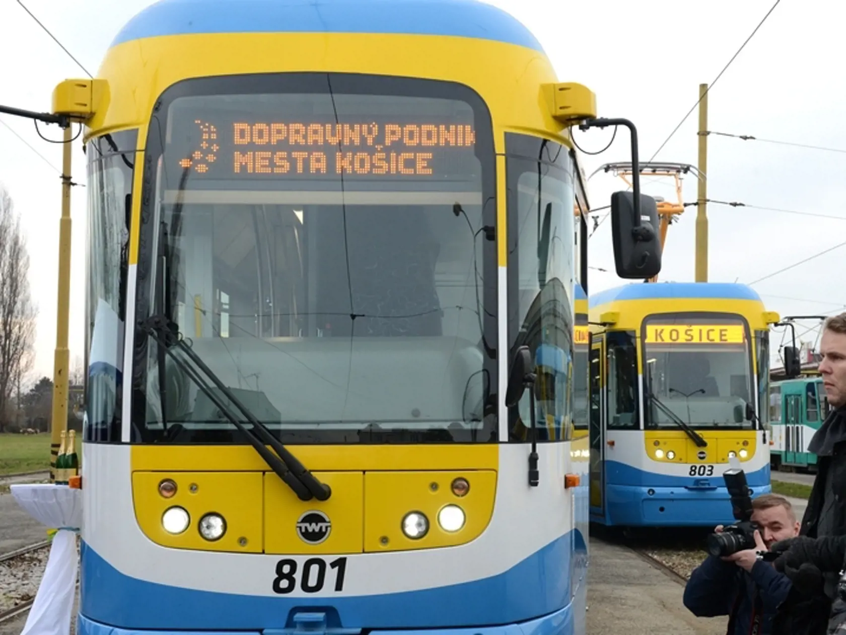 V Košiciach už premávajú nové električky.