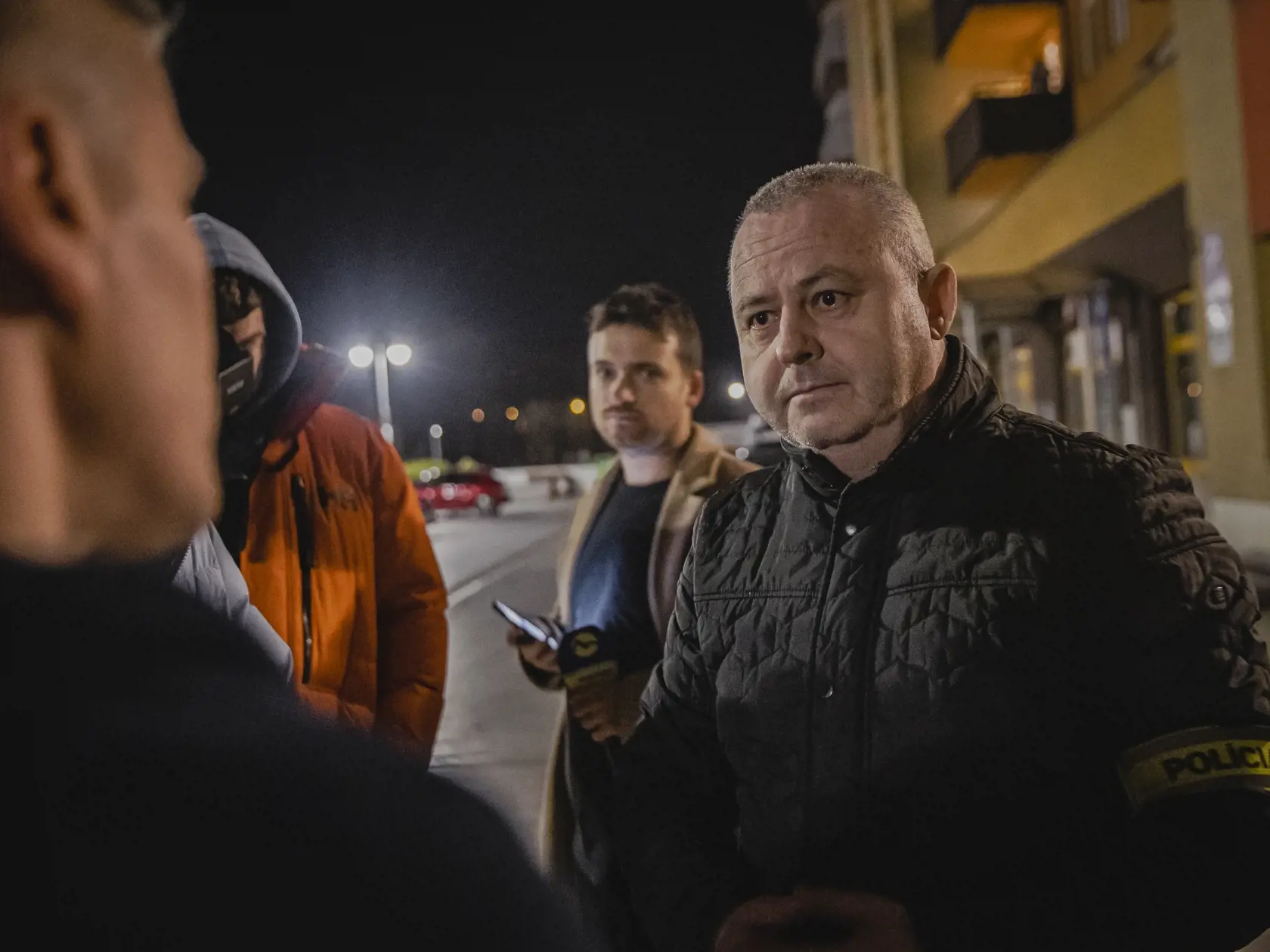 Polícia krátko po 10.15h prijala informáciu, v zmysle ktorej malo dôjsť k pádu osoby mužského pohlavia z jedného z bytov na Vyšehradskej ulici v Petržalke. Muž bol privolanou záchrannou službou prevezený do jednej z nemocníc, kde zraneniam podľahol. 
Krátko po 15.00 h sme prijala ďalšie oznámenie, v zmysle ktorého malo dôjsť na uvedenej adrese k pádu ďalšej osoby – tentokrát ženského pohlavia. Tá utrpela pádom zranenia, ktorým na mieste podľahla. 
Policajti na mieste vykonávali od prvotného ozná