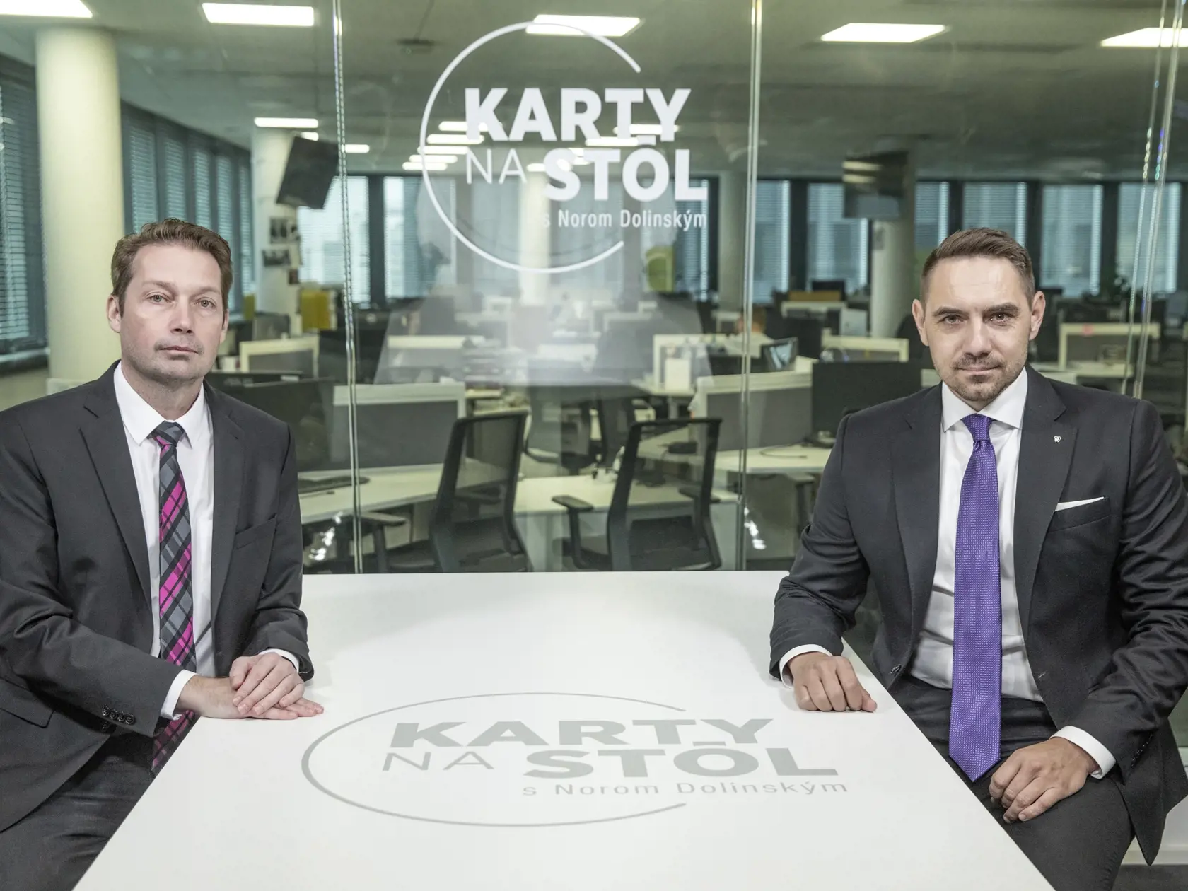 	Na je snímke diskusná relácia "Karty na stôl", ktorej hosťom bol podpredseda strany Aliancia - Szovetség György Gyimesi.