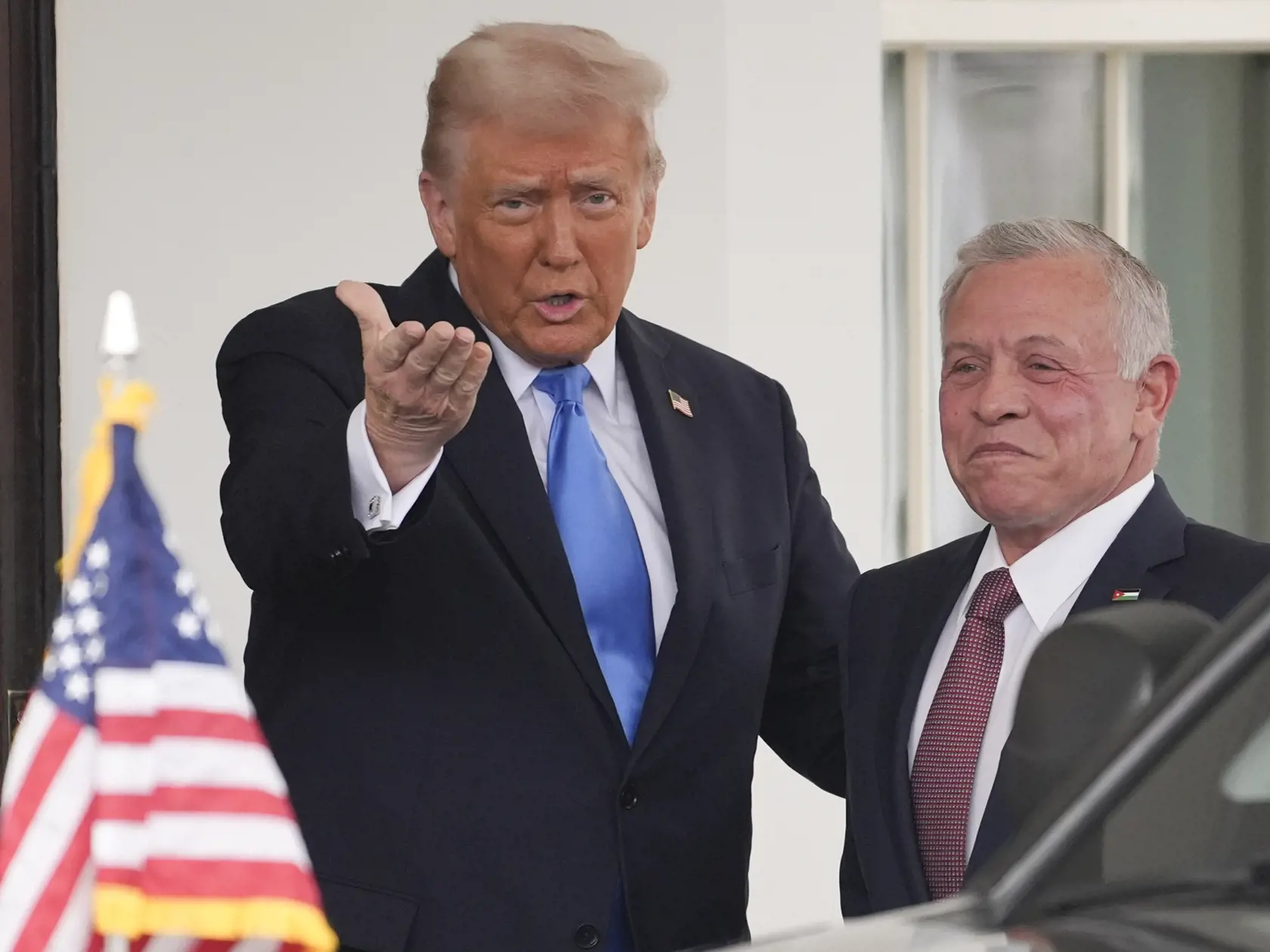 WA 29 Washington - Jordánsky kráľ Abdalláh II.(vpravo) a americký prezident Donald Trump sa vítajú pred Bielym domom vo Washingtone v utorok 11. februára 2025. FOTO TASR/AP  


President Donald Trump greets Jordan's King Abdullah II at the White House, Tuesday, Feb. 11, 2025, in Washington. (AP Photo/Evan Vucci)
