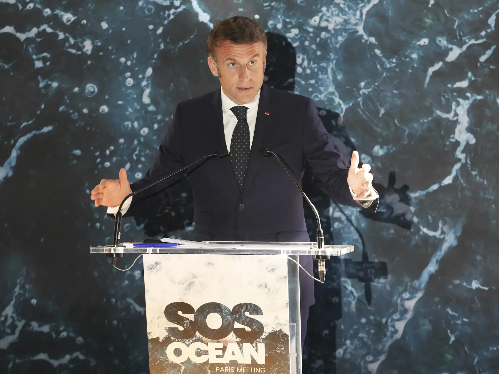 KK34 Paríž - Na snímke francúzsky prezident Emmnuel Macron hovorí v rámci summitu SOS Ocean, ktorý je prípravou na tretiu konferenciu OSN o oceánoch, v Paríži 31. marca 2025. FOTO TASR/AP
French President Emmanuel Macron delivers his speech at the international "SOS Ocean" event in preparation for the 3rd United Nations Conference on the Oceans, Monday, March 31, 2025 in Paris. (AP Photo/Michel Euler; Pool)