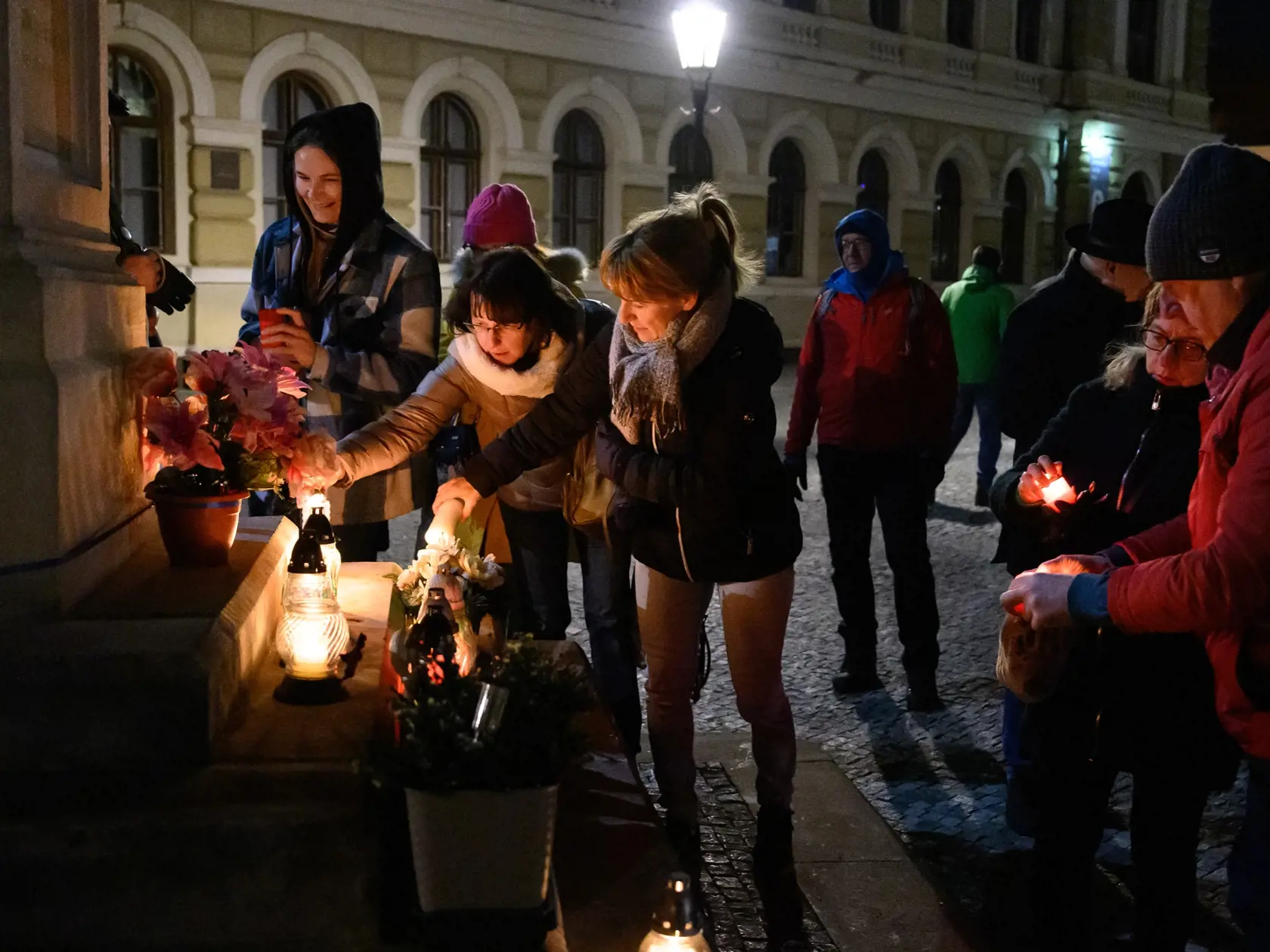 Na snímke účastníci spoločného zhromaždenia  pri príležitosti 7. výročia vraždy Jána Kuciaka a Martiny Kušnírovej a iniciatívy Mier Ukrajine v Nitre v piatok 21. februára 2025. Novinára Jána Kuciaka a jeho snúbenicu Martinu Kušnírovú zavraždili 21. februára 2018 v ich rodinnom dome vo Veľkej Mači v okrese Galanta. Najpravdepodobnejším motívom bola podľa polície jeho investigatívna žurnalistická práca.