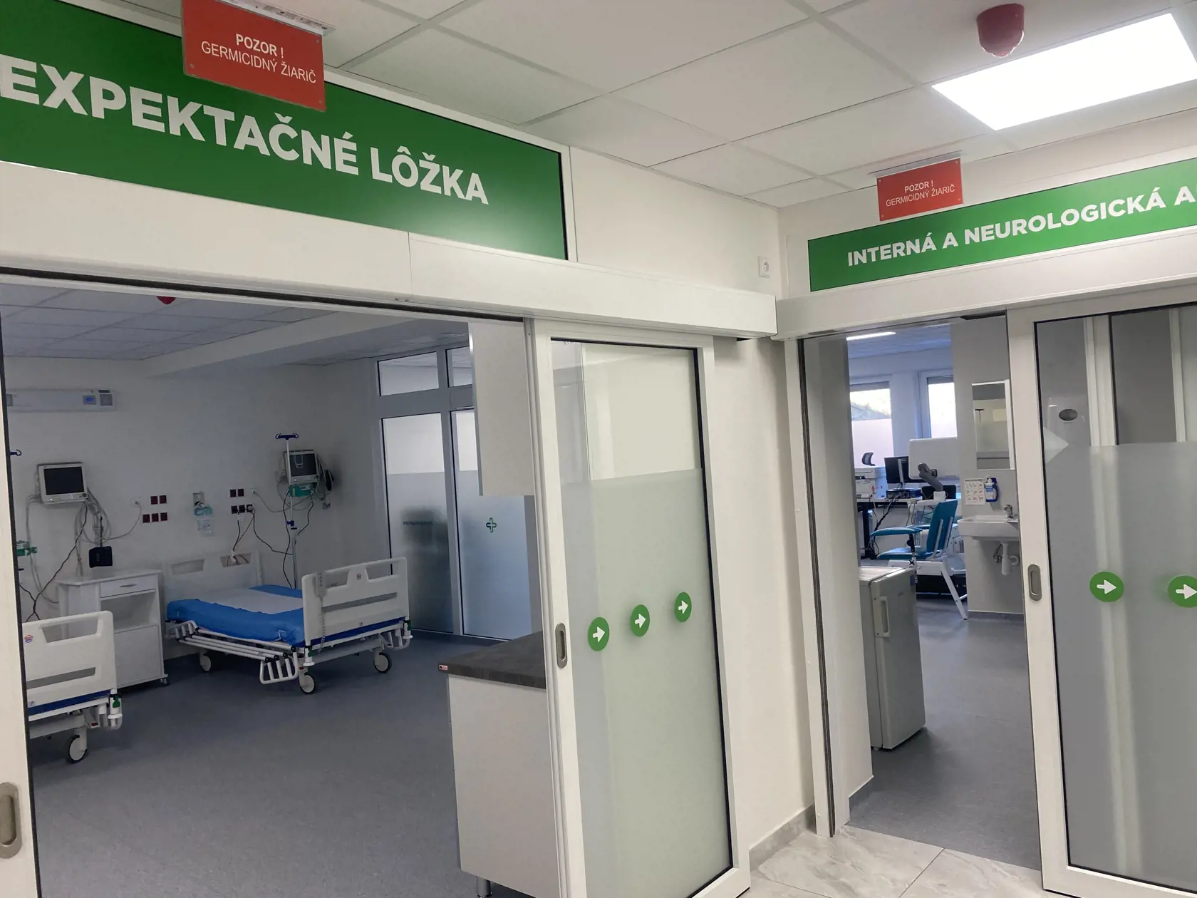 Súčasťou urgentného príjmu je crash room - zákroková miestnosť, ktorá na urgente slúži ako malá operačka; expektačné lôžka, kde sú umiestňovaní pacienti na pozorovanie. Na tomto urgente pacientov rozdeľujú podľa triáže - systému, ktorý určuje poradie ošetrenia pacientov.