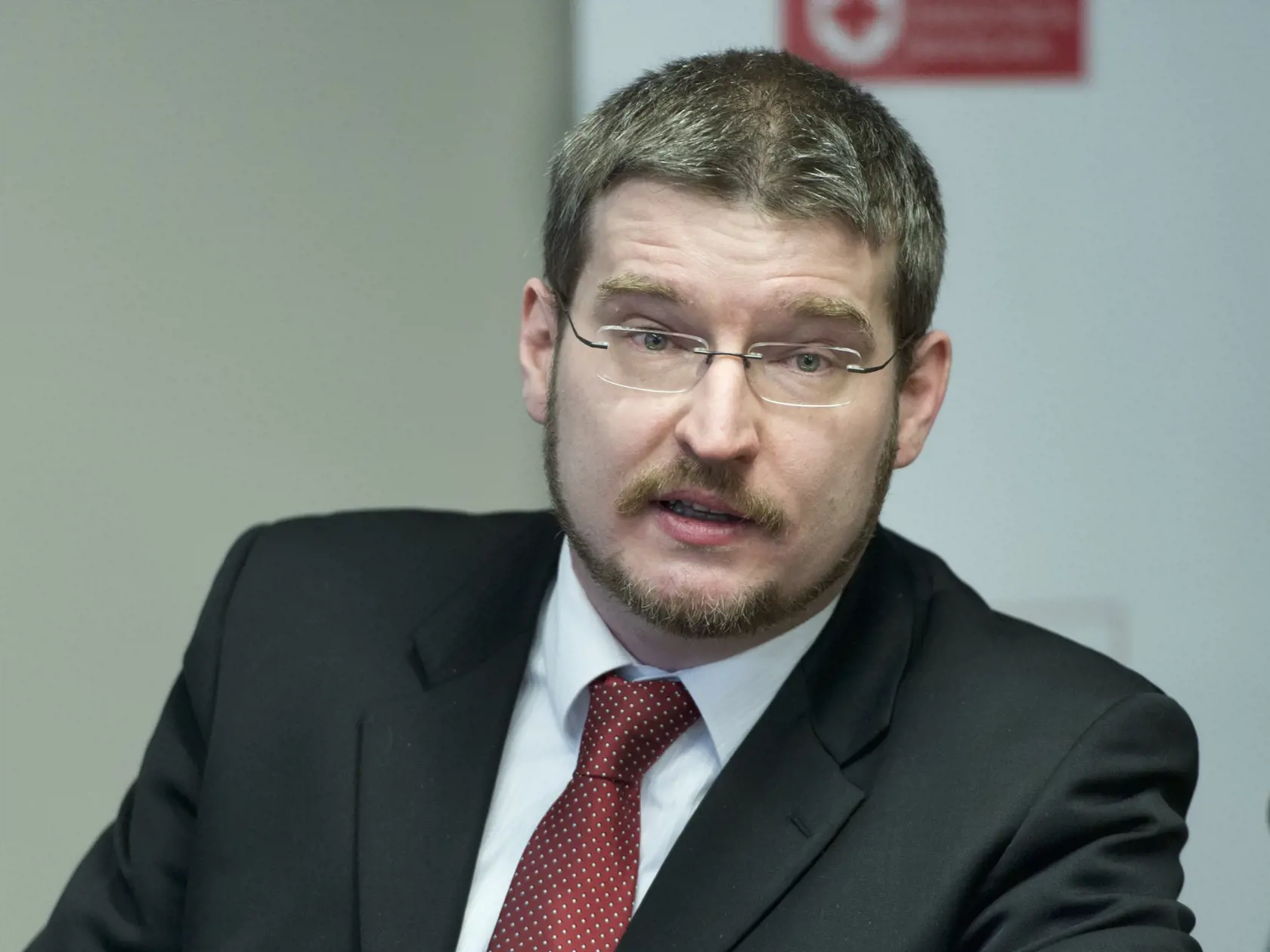 Na snímke operatér doc. MUDr. Andrej Šteňo, PhD., MPH, z Neurochirurgickej kliniky LF UK a UNB   počas tlačovej konferencie s členmi operačného tímu, ktorí informovali o vyvinutí novej - bezpečnej techniky operovania hlboko uložených nádorov mozgu, v Bratislave 30. januára 2017. Táto prelomová technika znižuje riziko ochrnutia operovaných pacientov. FOTO TASR - Pavel Neubauer
