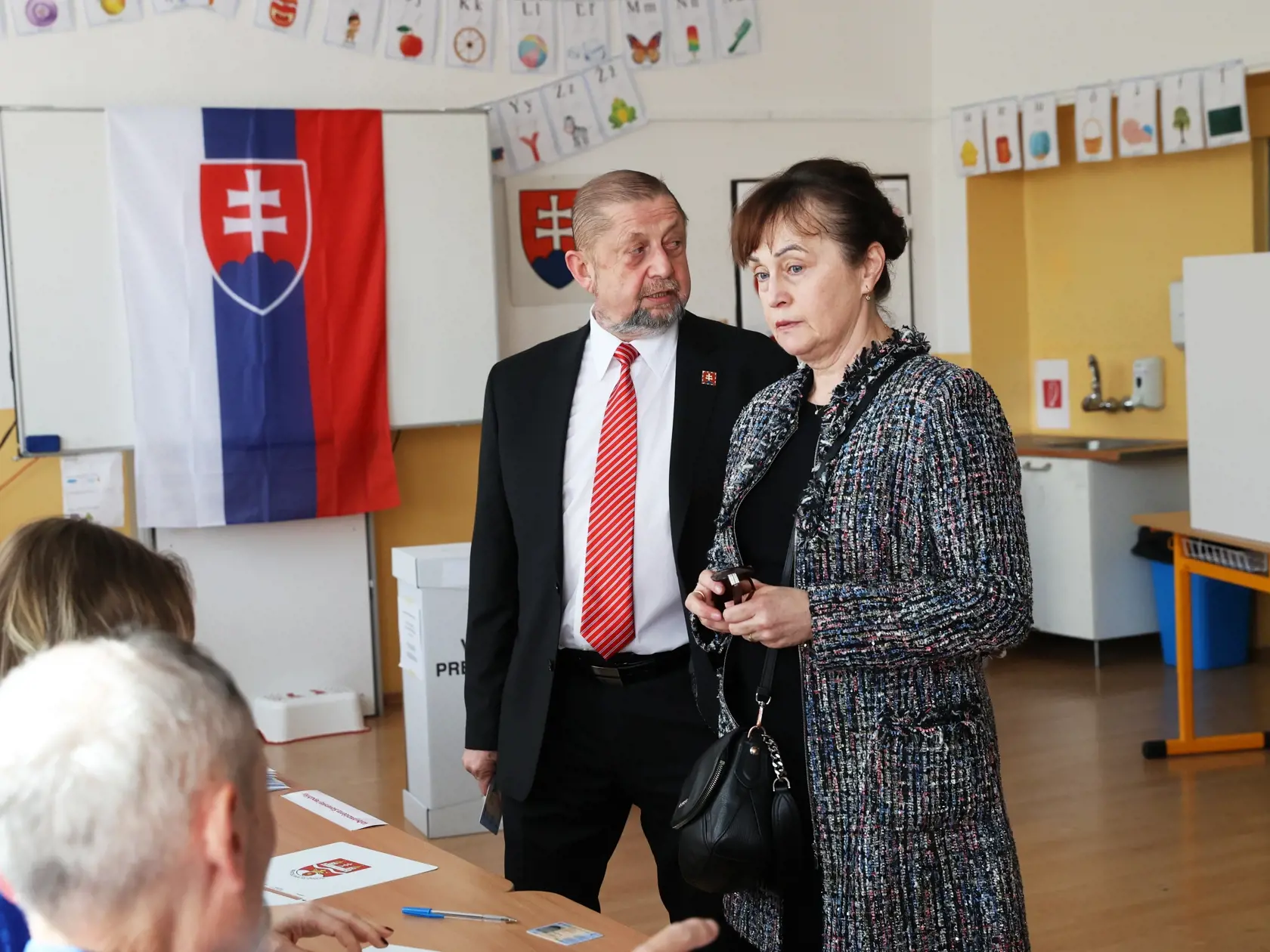Na snímke je  kandidát na prezidenta Štefan Harabin s rodinou  pri volbách 2024.
