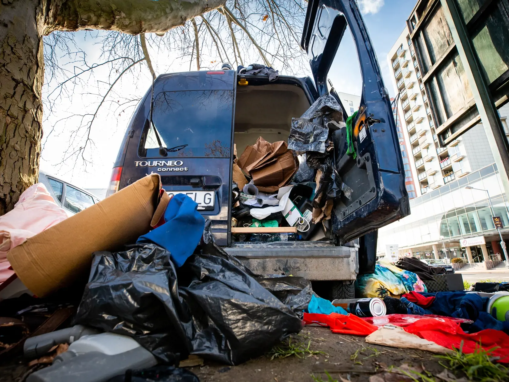 Vrak auta plný smetí pred vlakovou stanicou v Petržalke. 