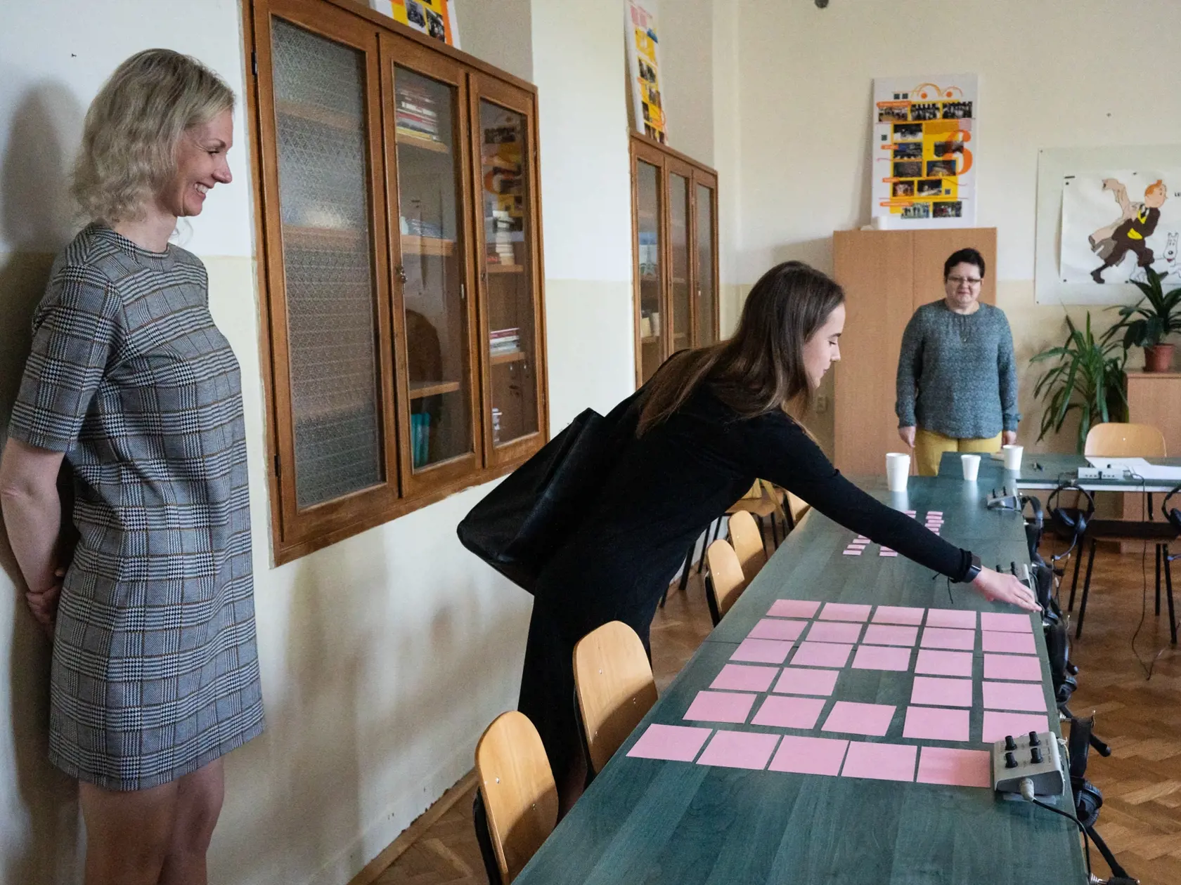 Na snímke študentka si vyberá maturitnú tému z francúzskeho jazyka počas ústnej formy internej časti maturitnej skúšky na Gymnáziu Jána Adama Raymana v Prešove 22. mája 2023. FOTO TASR - Veronika Mihaliková