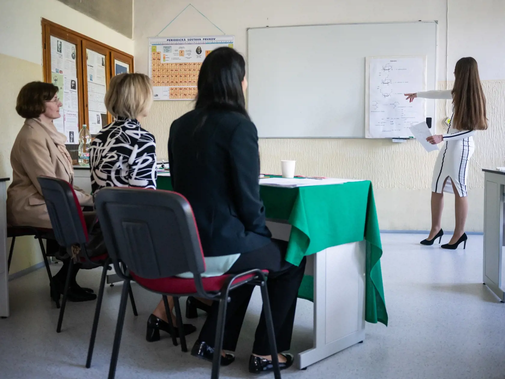 Na snímke žiačka maturuje z chémie počas ústnej formy internej časti maturitnej skúšky na Gymnáziu Jána Adama Raymana v Prešove 22. mája 2023. FOTO TASR - Veronika Mihaliková