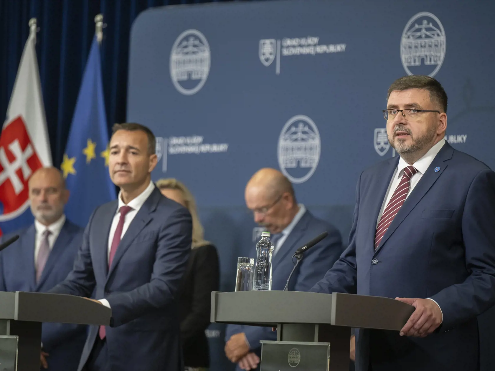 Na snímke vľavo minister školstva, výskumu, vývoja a mládeže SR Tomáš Drucker (Hlas-SD) a vpravo prezident Zväzu chemického a farmaceutického priemyslu Roman Karlubík počas tlačovej konferencie k reforme školstva po 45. schôdzi vlády SR 21. augusta 2024 v Bratislave. FOTO TASR - Martin Baumann