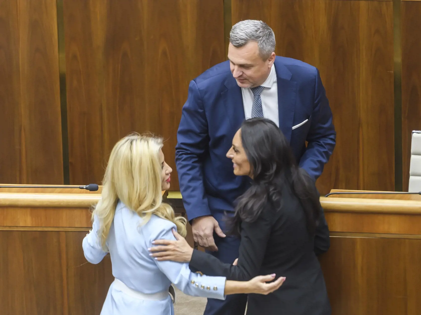 Na snímke zľava ministerka kultúry SR Martina Šimkovičová (nominantka SNS), ministerka zdravotníctva SR Zuzana Dolinková (Hlas-SD) a podpredseda NR SR Andrej Danko (SNS) počas 12. schôdze NRSR v Bratislave 21. mája 2024.