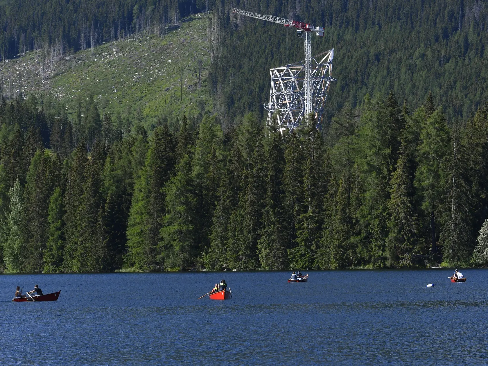 Výstavba vyhliadkovej veže na Štrbskom Plese vo Vysokých Tatrách.