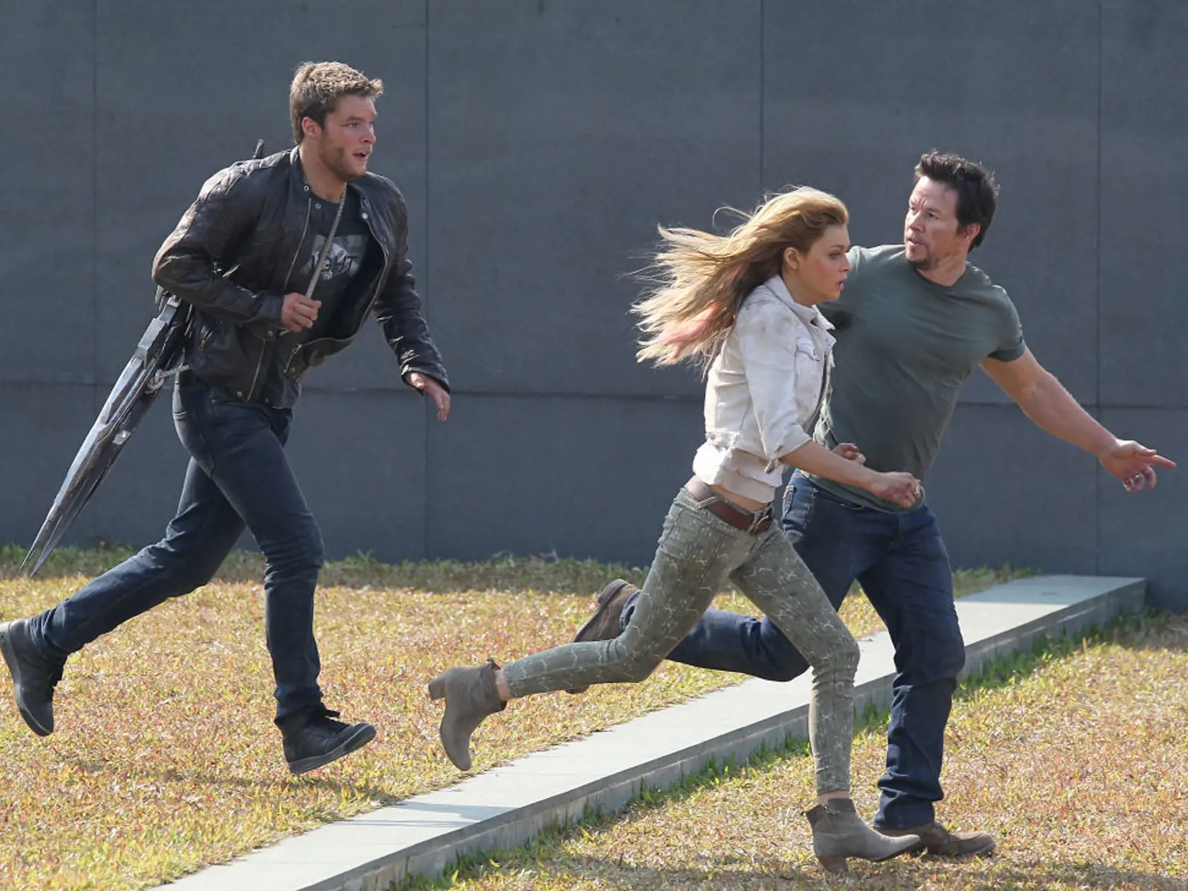 Jack Reynor, Nicola Peltz a Mark Wahlberg vo filme Transformers: Zánik.