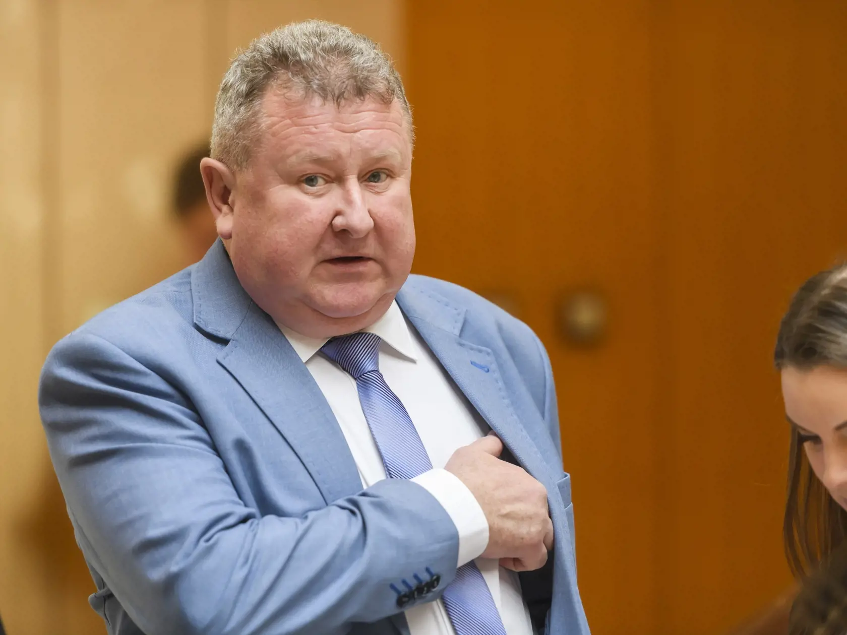 Domácnosti, ktoré používajú plyn iba na varenie, môžu očakávať mesačný nárast o 1 euro plus DPH, čo znamená ročne viac ako 14 eur. Tí, ktorí plynom ohrievajú aj vodu, si priplatia mesačne 16 eur, čo ročne predstavuje nárast o 221 eur. Najviac sa dotknú domácnosti, ktoré používajú plyn na varenie, kúrenie a ohrev vody, kde mesačné náklady vzrastú o 38 eur, čo sa na ročnej báze vyšplhá na viac ako 450 eur. Holjenčík zdôraznil, že ide o priemerné ceny a nárasty sú nevyhnutné.