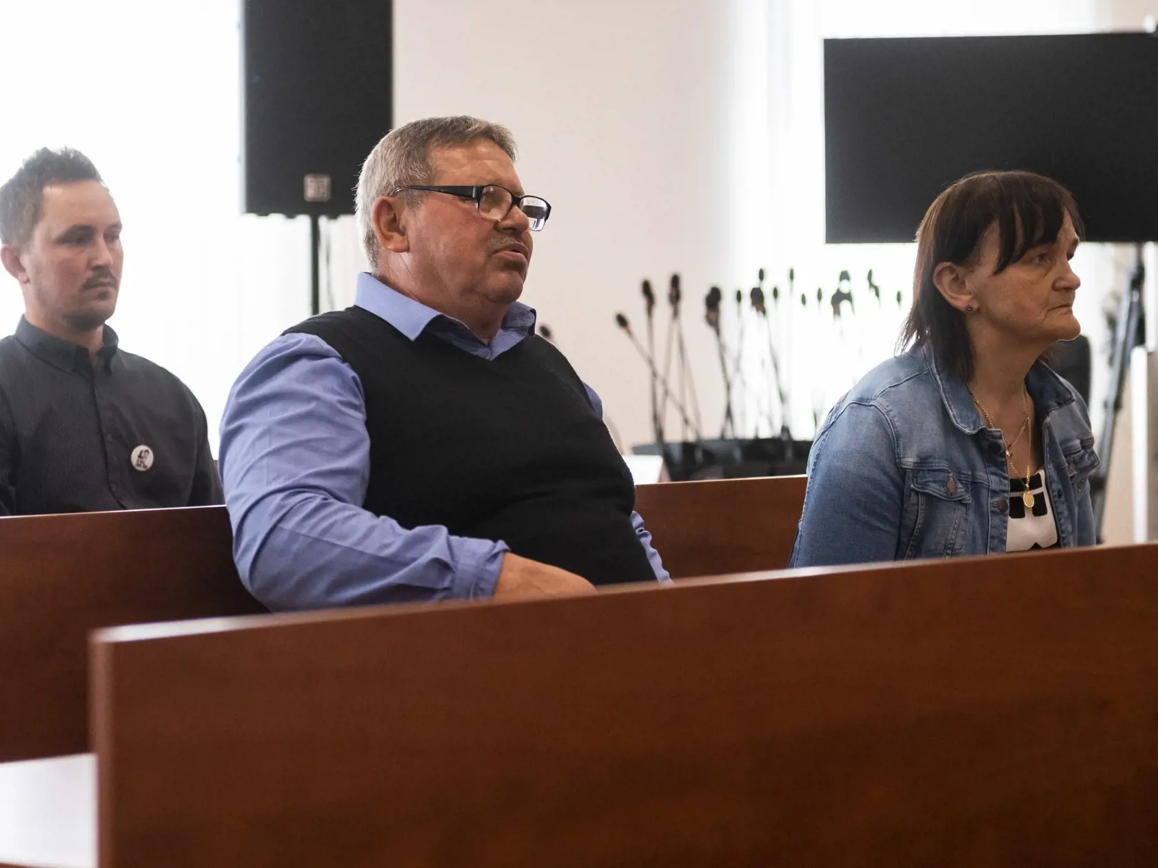 Na snímke Jozef Kuciak a Jana Kuciaková, rodičia zavraždeného Jána Kuciak, v pozadí brat zavraždeného Jána Kuciaka počas pojednávnia o vynesení rozsudku v prípade vraždy novinára Jána Kuciaka a jeho snúbenice Martiny Kušnírovej a v kauze prípravy vrážd prokurátorov na Špecializovanom trestnom súde (ŠTS) v Pezinku v piatok 19. mája 2023. FOTO TASR - Jaroslav Novák