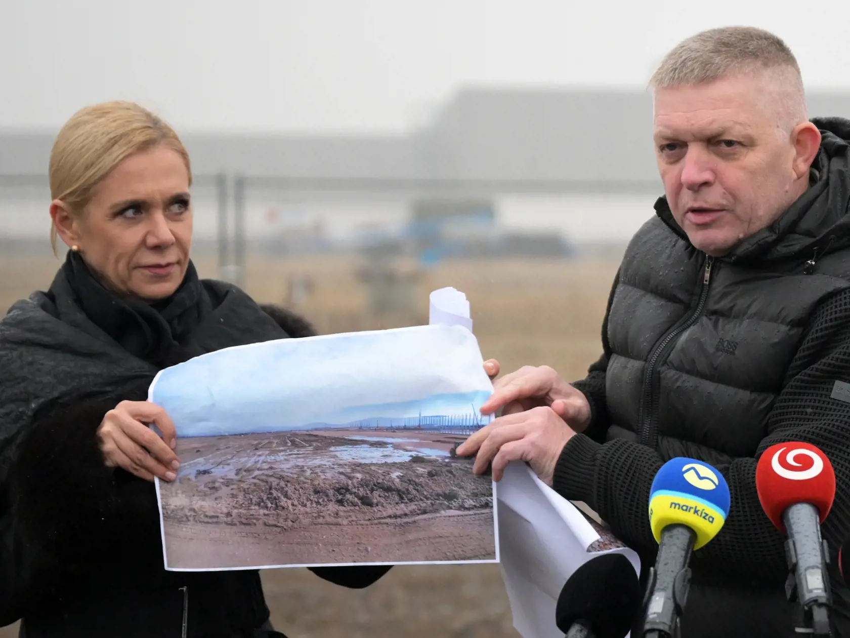 Na snímke sprava predseda vlády SR Robert Fico  (Smer-SD) a podpredsedníčka vlády a ministerka hospodárstva SR Denisa Saková (Hlas-SD) počas tlačovej konferencie v priemyselnom parku Valaliky 28. novembra 2024 na stretnutí s predstaviteľmi spoločností Valaliky Industrial Park a MH Invest k aktuálnej situácii v súvislosti s výstavbou závodu Volvo.