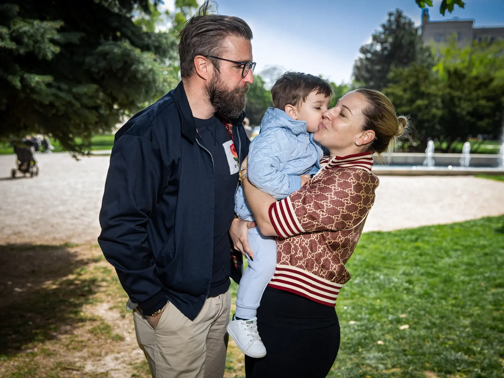 Dominika Navara Cibulková a Michal Navara pri prechádzke Bratislavou s ich synom.