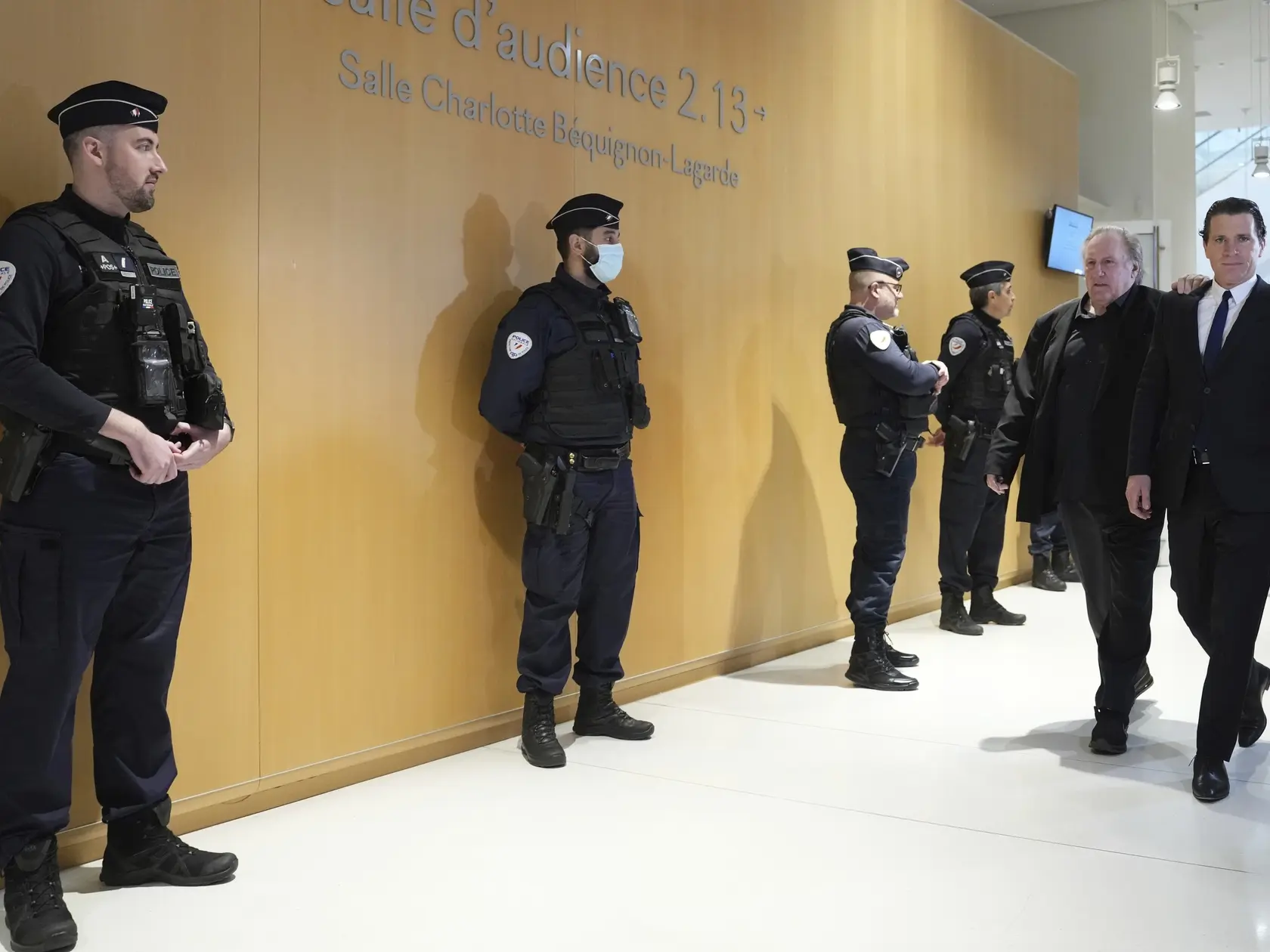 JB 20 Paríž - Francúzsky herec Gerard Depardieu (druhý sprava) prichádza so svojím advokátom Jeremiem Assousom na súd v Paríži 25. marca 2025, kde sa začal súdny proces s hercom obvineným zo sexuálneho napadnutia dvoch žien počas nakrúcania filmu Zelené okenice v roku 2021. Súd proces v októbri odročil pre hercov zdravotný stav. FOTO TASR/AP


Actor Gerard Depardieu, second right,, arrives at his trial for the alleged sexual assaults of two women on a film set in 2021, with his lawyer Jeremie Assous, right,Tuesday, March 25, 2025 in Paris. (AP Photo/Aurelien Morissard)