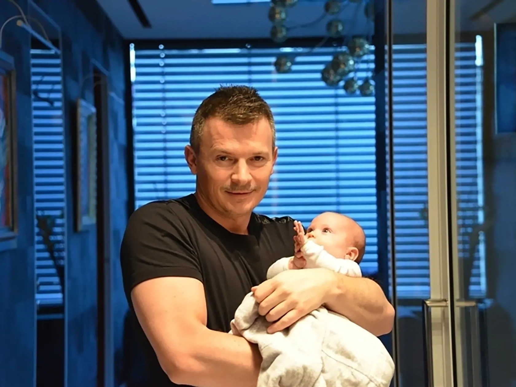 Šťastný otec: Ján Počiatek krátko po tom, ako sa mu pred štyrmi rokmi narodila mladšia dcéra Karla.