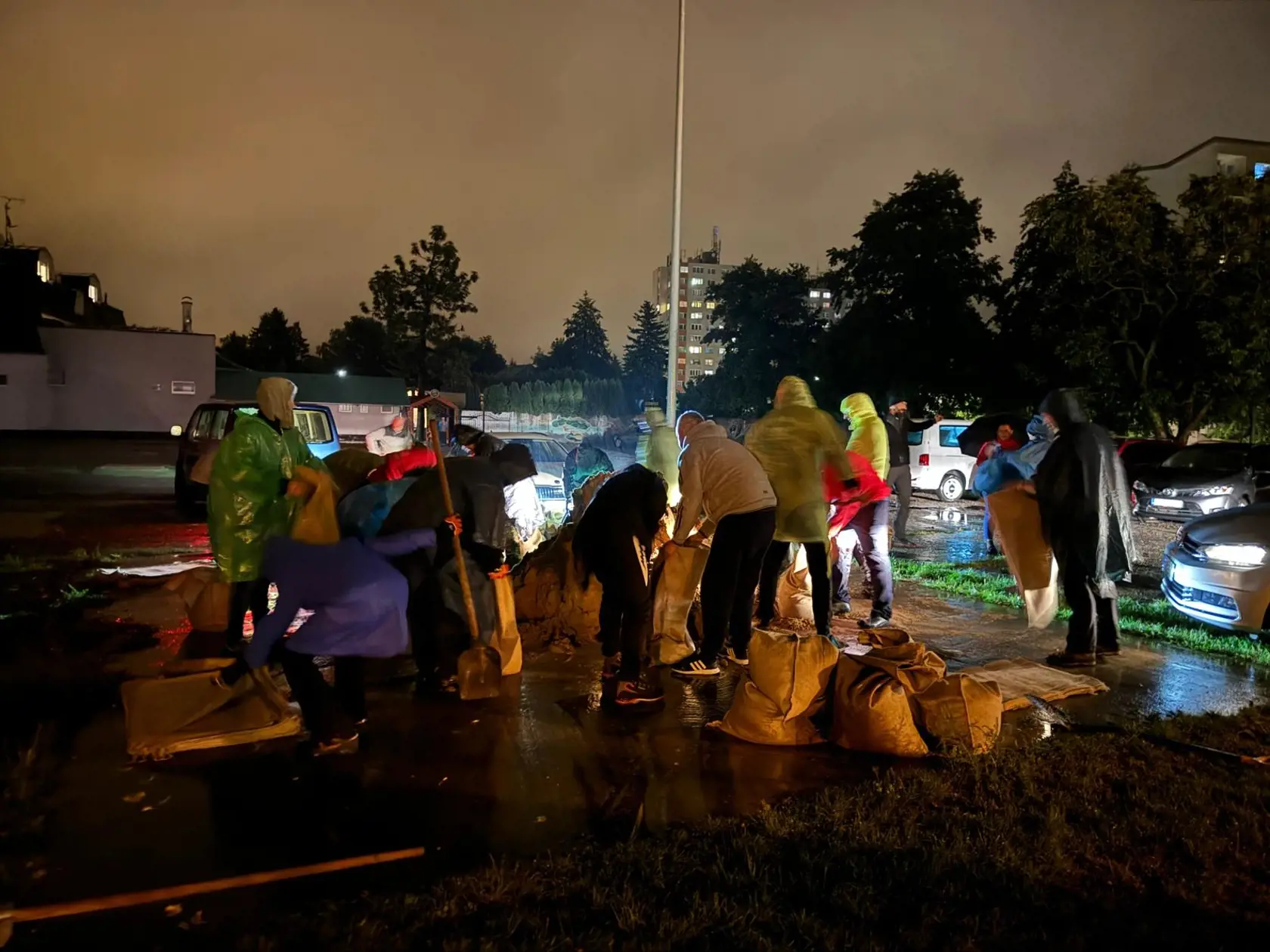 Takto sa včera večer mesto Stupava pripravovalo na hroziacu povodeň.