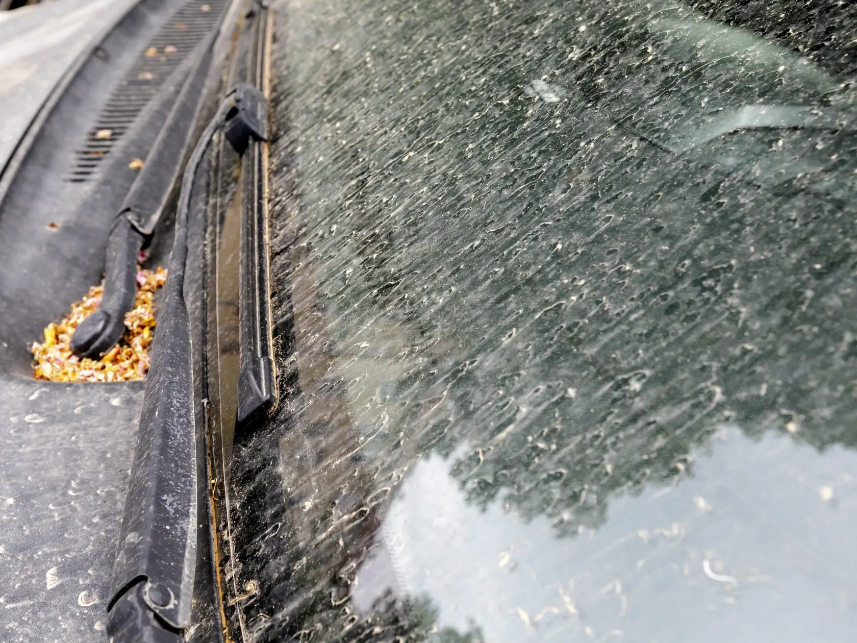 Motoristi však musia byť opatrí aj pri čelnom skle.