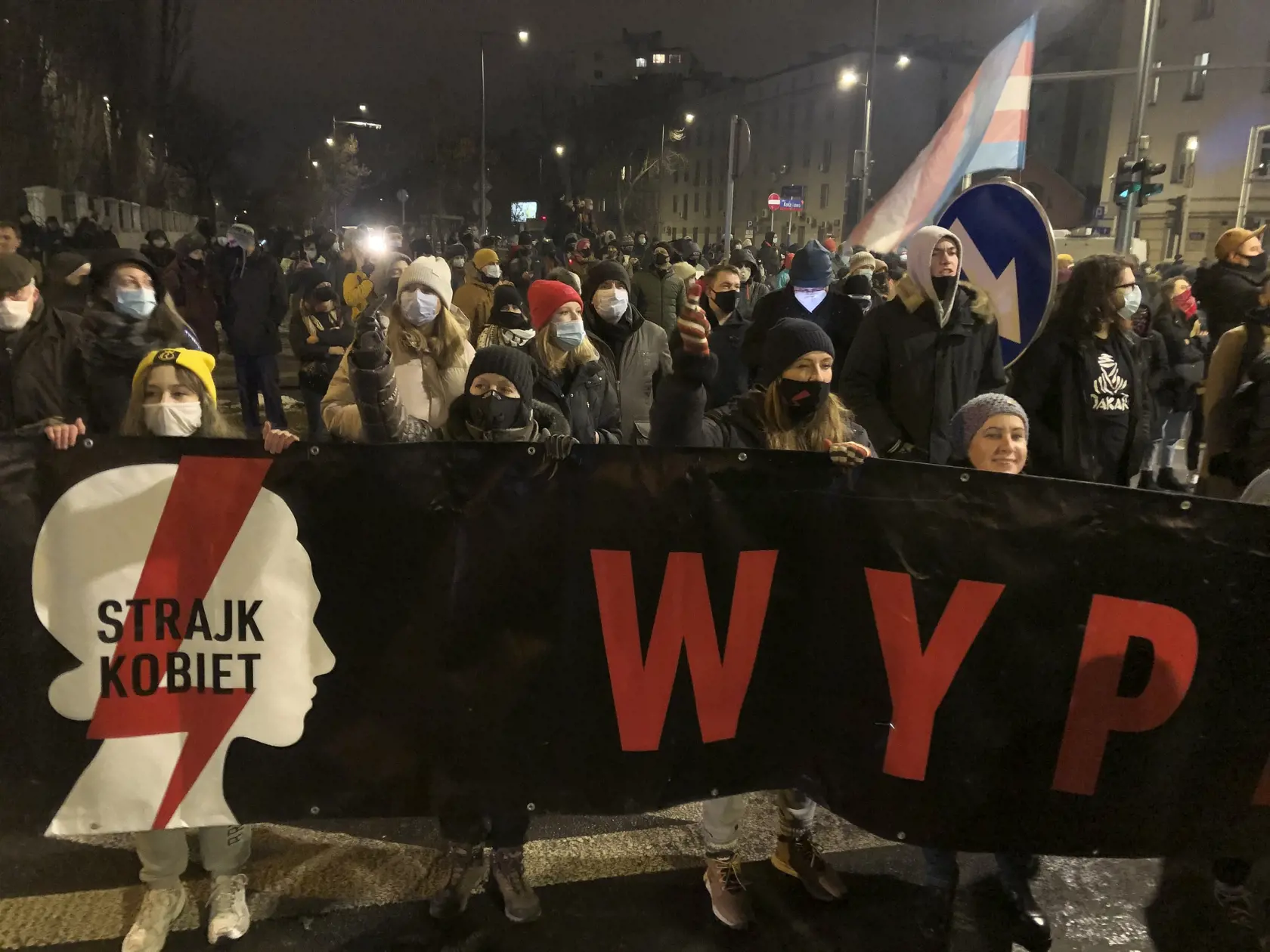 Ľudia pochodujú na protest po tom, čo najvyšší súd v krajine v stredu potvrdil svoje veľmi rozporuplné rozhodnutie z októbra 2020 zakazujúce umelé prerušenie tehotenstva pre vývojové chyby plodu.