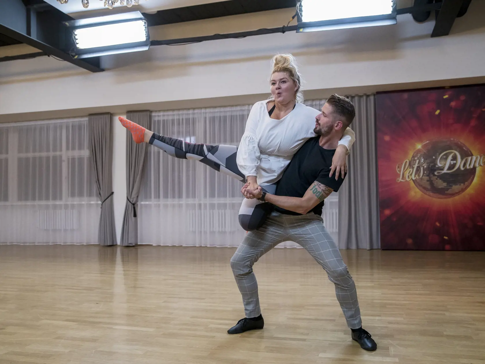 Na snimke komicka Eva Kramerova a tanecnik Lukas Hojdan pocas treningu v ramci tanecnej sutaze TV Markiza Lets Dance.