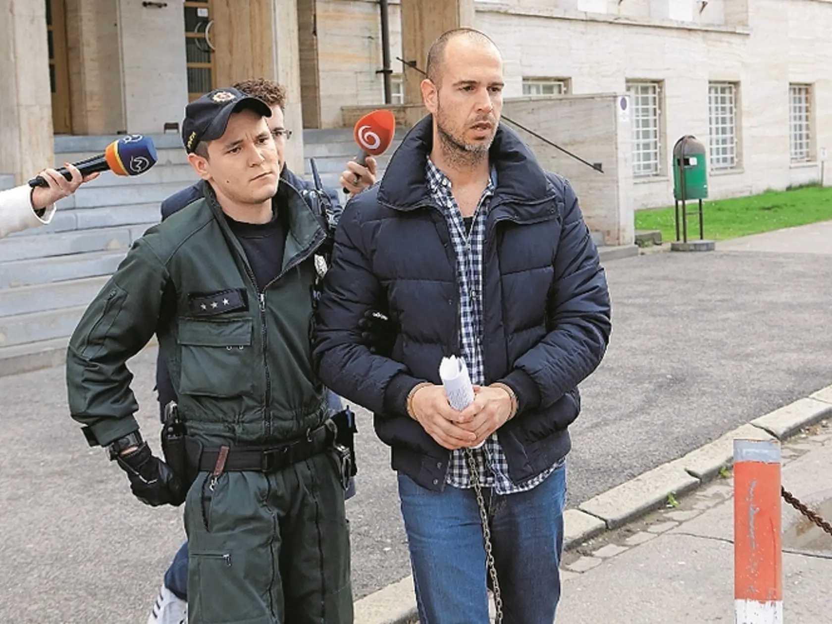 Na súde: Pred novinármi sa Seliga najskôr skrýval, sudca ho poslal do väzby.
