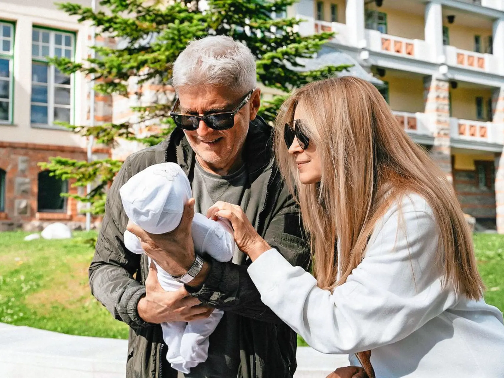 Moderátorka Erika Judínyová oslavuje 50-ku. Takto išiel čas s tvárou markizáckej Smotánky. S manželom Števom Skrúcaným a dcérkou Ellou.