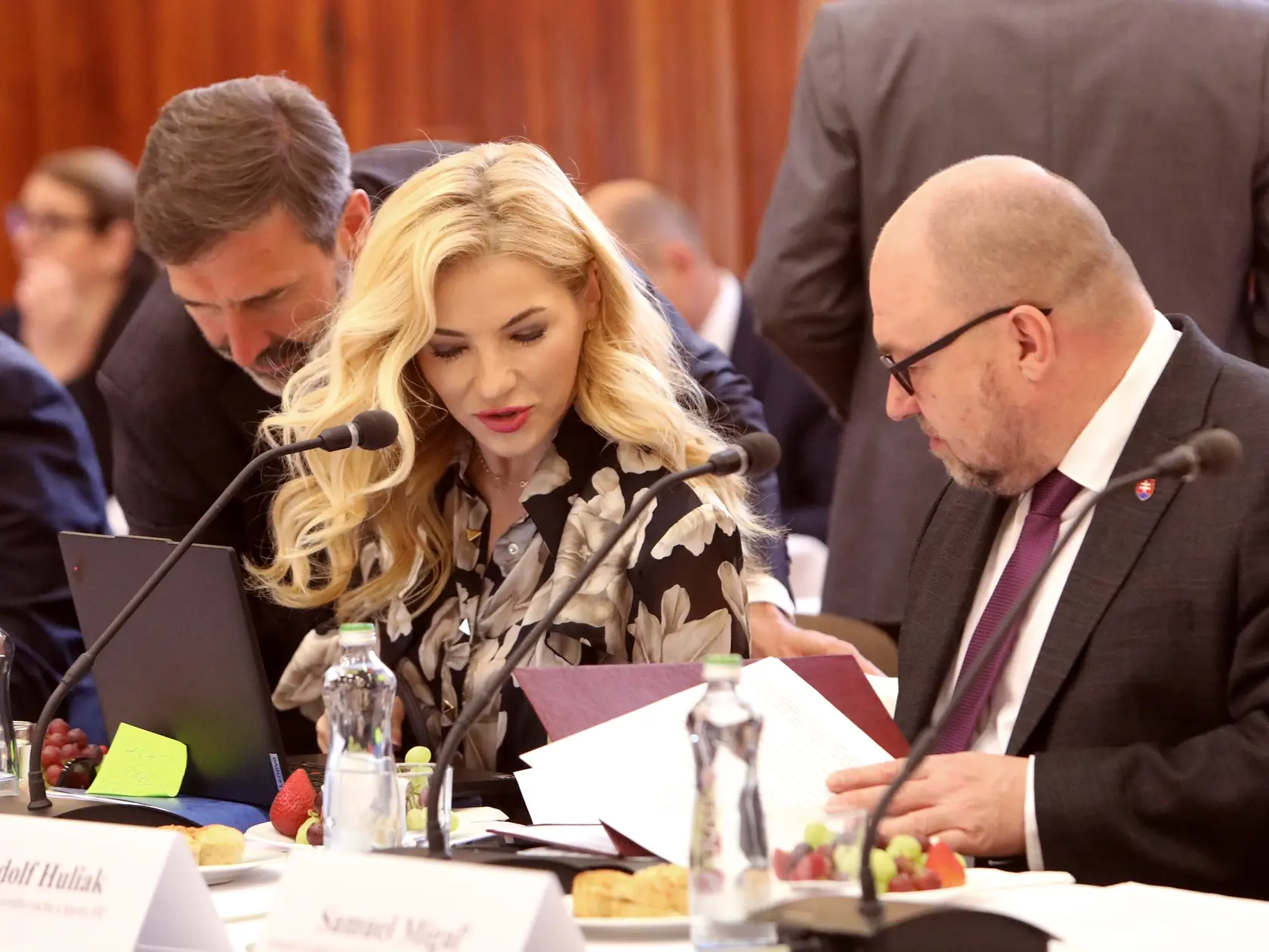 Na snímke zľava minister zahraničných vecí a európskych záležitostí SR Juraj Blanár (Smer-SD), ministerka kultúry SR Martina Šimkovičová (nominantka SNS) a minister cestovného ruchu a športu SR Rudolf Huliak (nominant Smer-SD) počas výjazdového rokovania vlády SR v obci Malá Lehota v okrese Žarnovica v stredu 30. apríla 2025. FOTO TASR - Ján Krošlák 