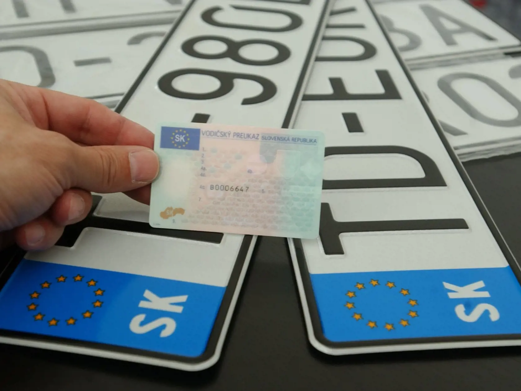 Registračné poplatky za autá platíme od októbra 2012.