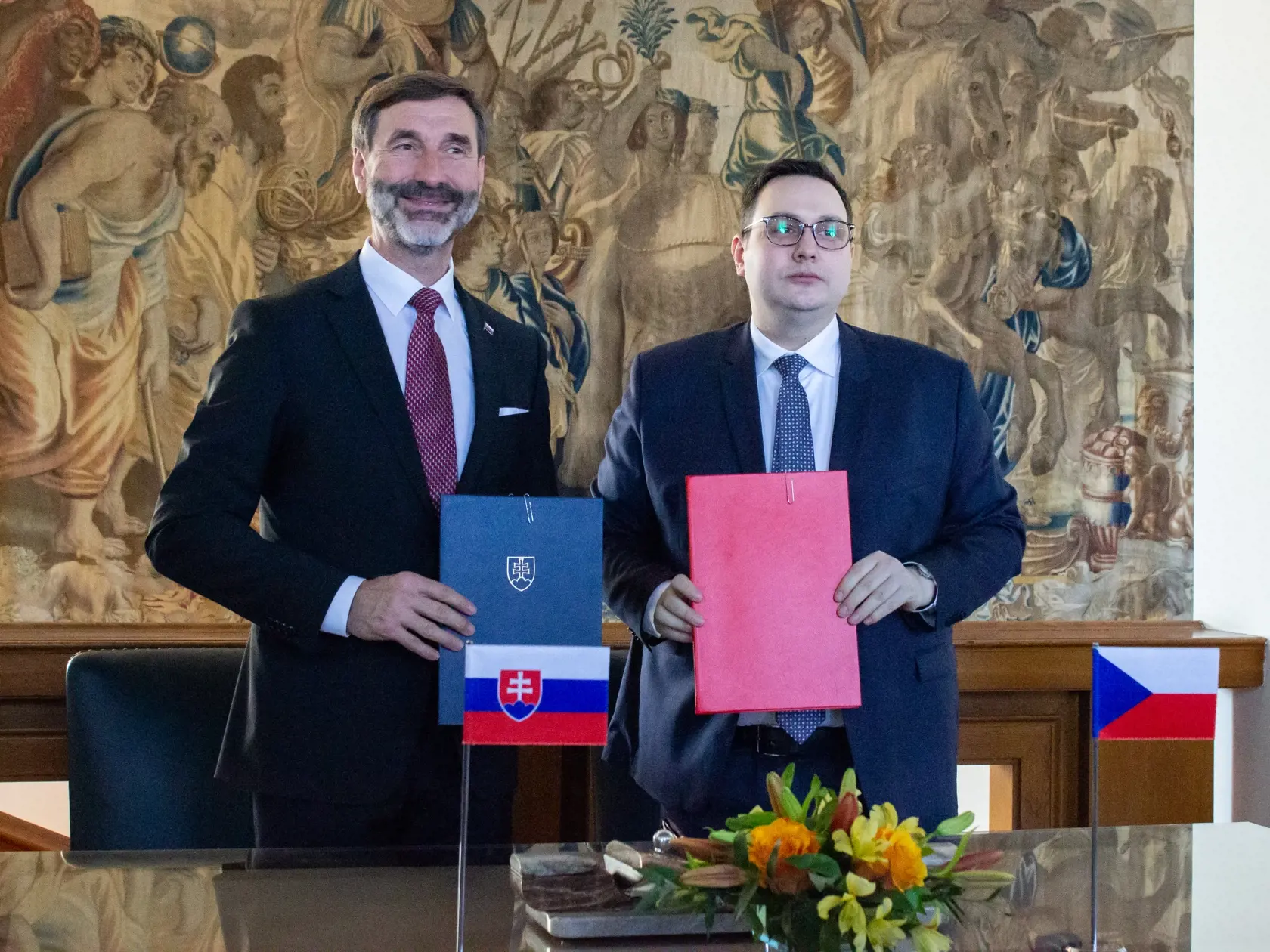 Na snímke slovenský minister zahraničných vecí Juraj Blanár (Smer-SD) a jeho český rezortný partner Jan Lipavský podpísali plán konzultácií ich ministerstiev na roky 2025 a 2026 počas ich spoločného stretnutia v Prahe. Praha, 18. februára 2025. FOTO TASR - Barbora Vizváryová