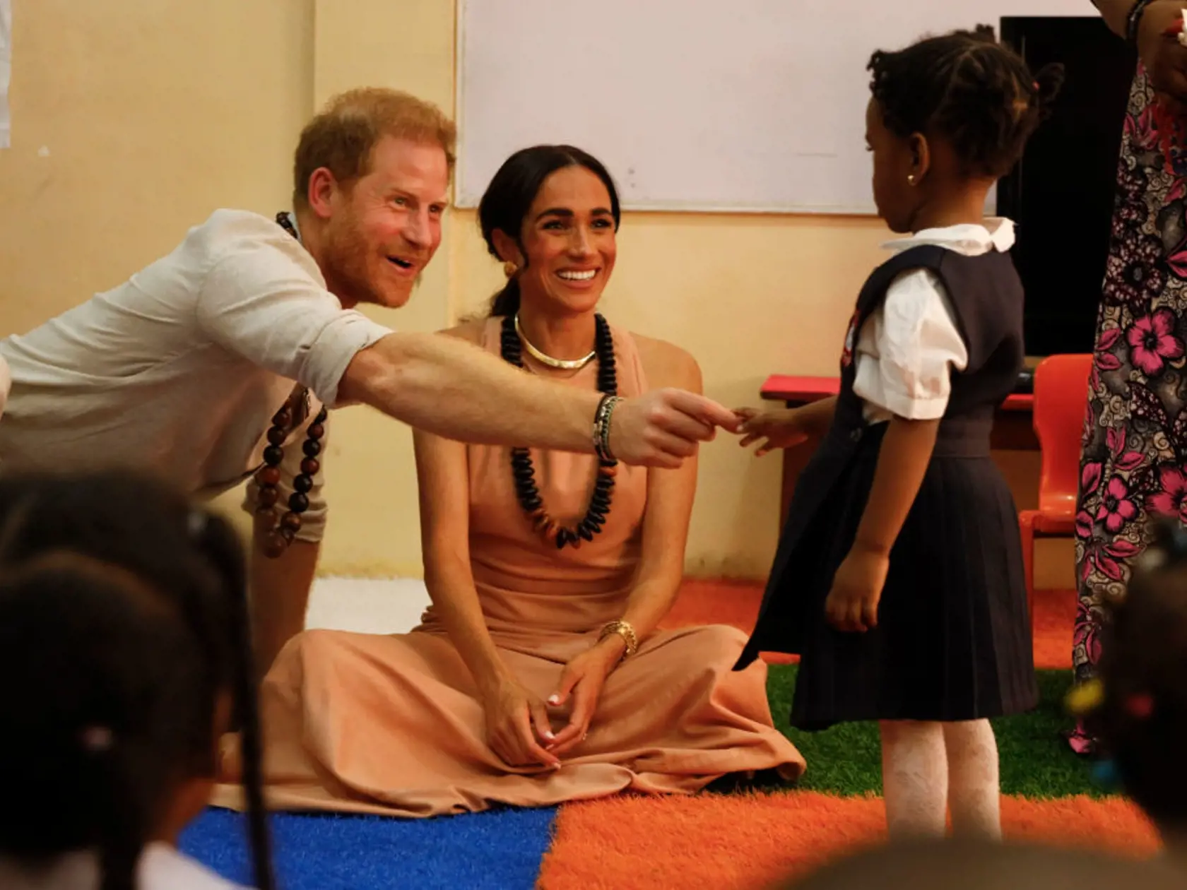 Meghan poďakovala sa za „privítanie doma“ a miestnym deťom povedala, že sa vidí v každom z nich.