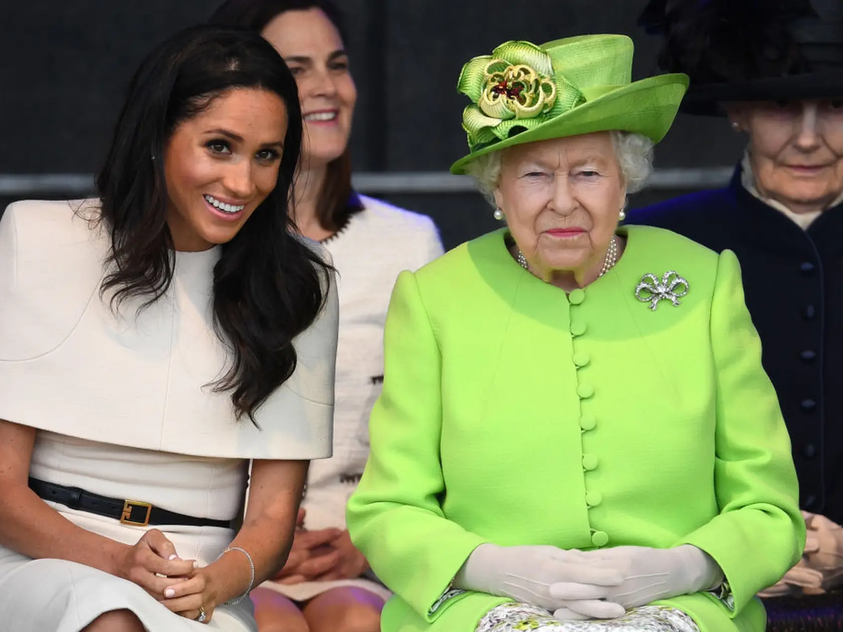 Meghan Markle a Kate Middleton sa pred kráľovskou svadbou Meghan a princa Harryho v roku 2018 pohádali kvôli šatám pre družičky. Meghan popiera, že by sa správala nevhodne a tvrdí, že ona je tá, ktorej ublížili.