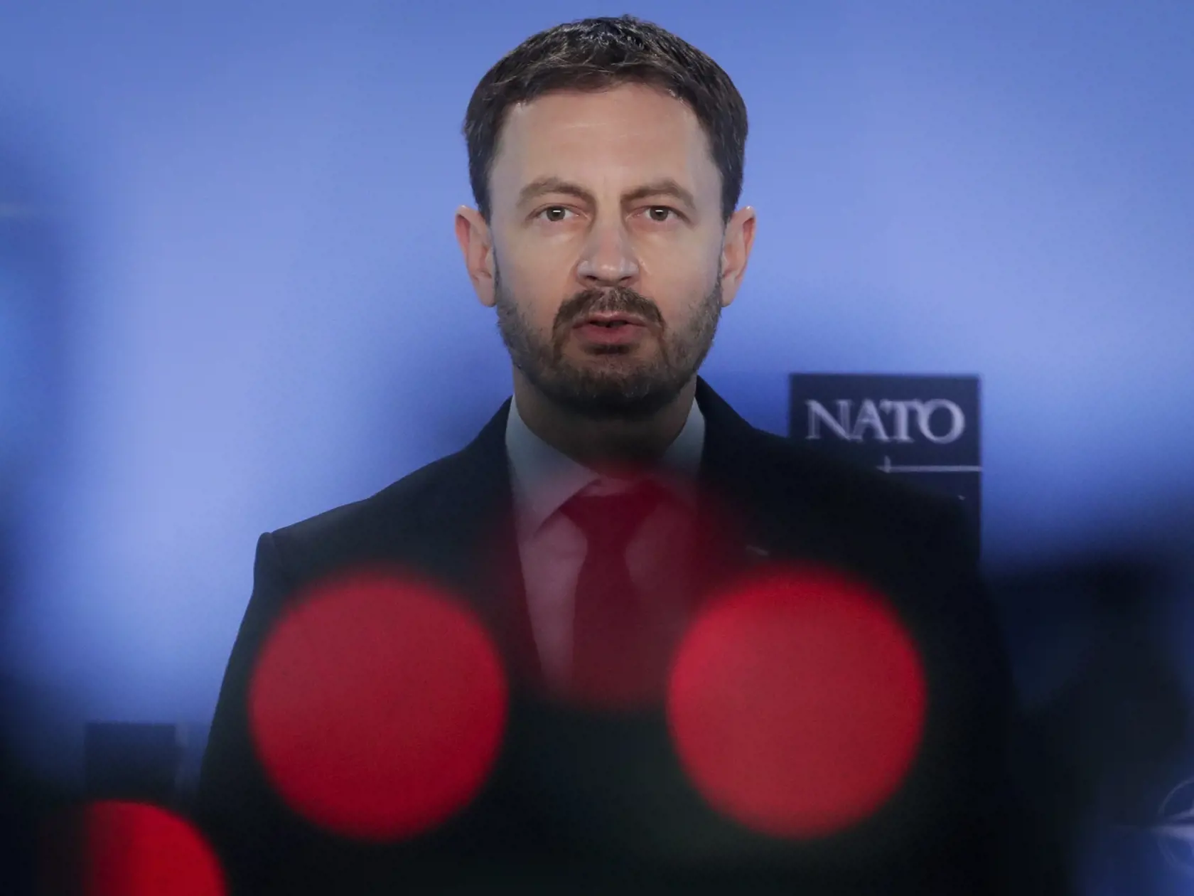 Vtedajší premiér Eduard Heger počas spoločnej tlačovej konferencie po rokovaní s generálnym tajomníkom NATO Jensom Stoltenbergom v Bruseli v utorok 27. apríla 2021.