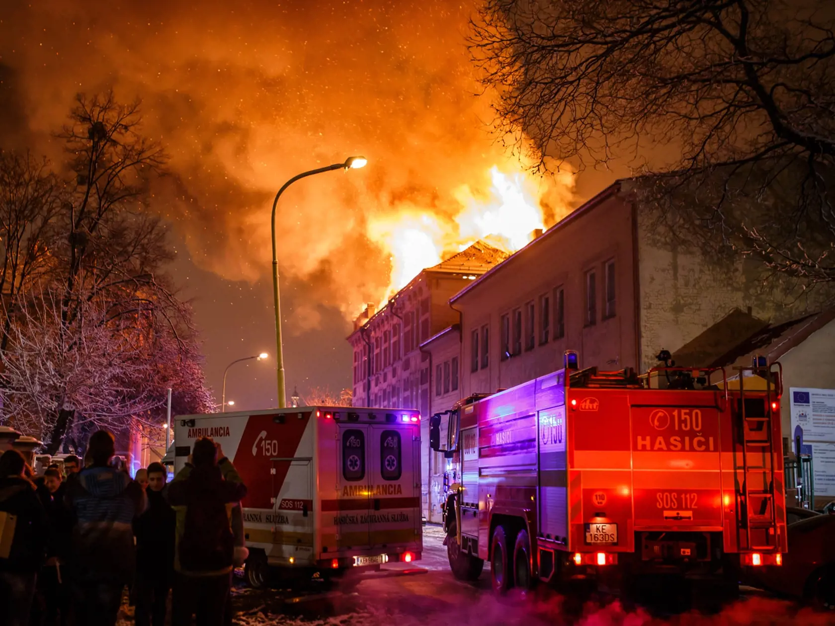 Budovu na rohu ulíc Dr. Kostlivého a Moyzesovej zachvátil požiar pred 18.00 h. 